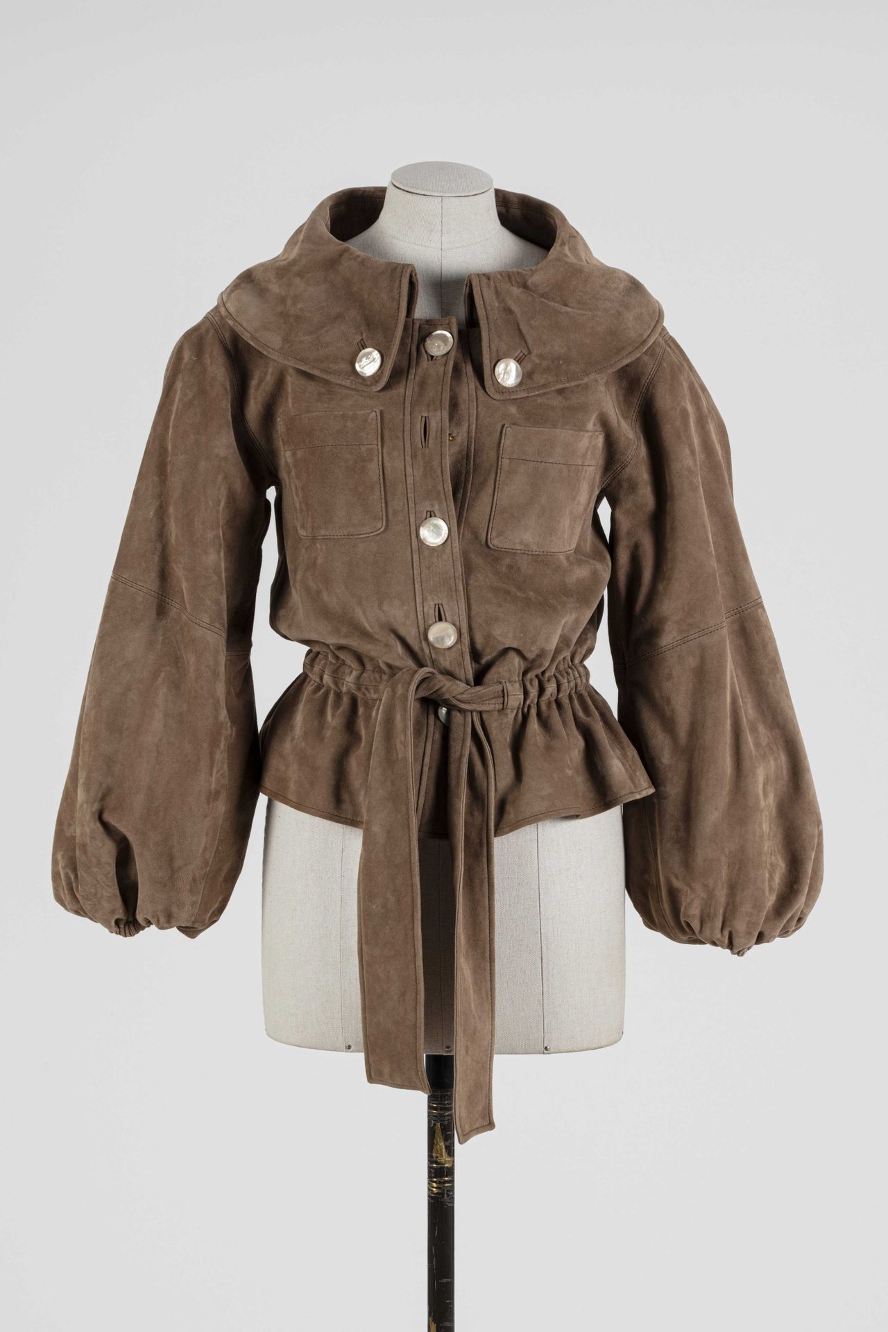Null ESCADA：米色麂皮短外套，Claudine衣领由两颗珍珠母扣固定（两颗未固定），单排扣，正面有两个贴袋，长袖在手腕处收拢。

T.34