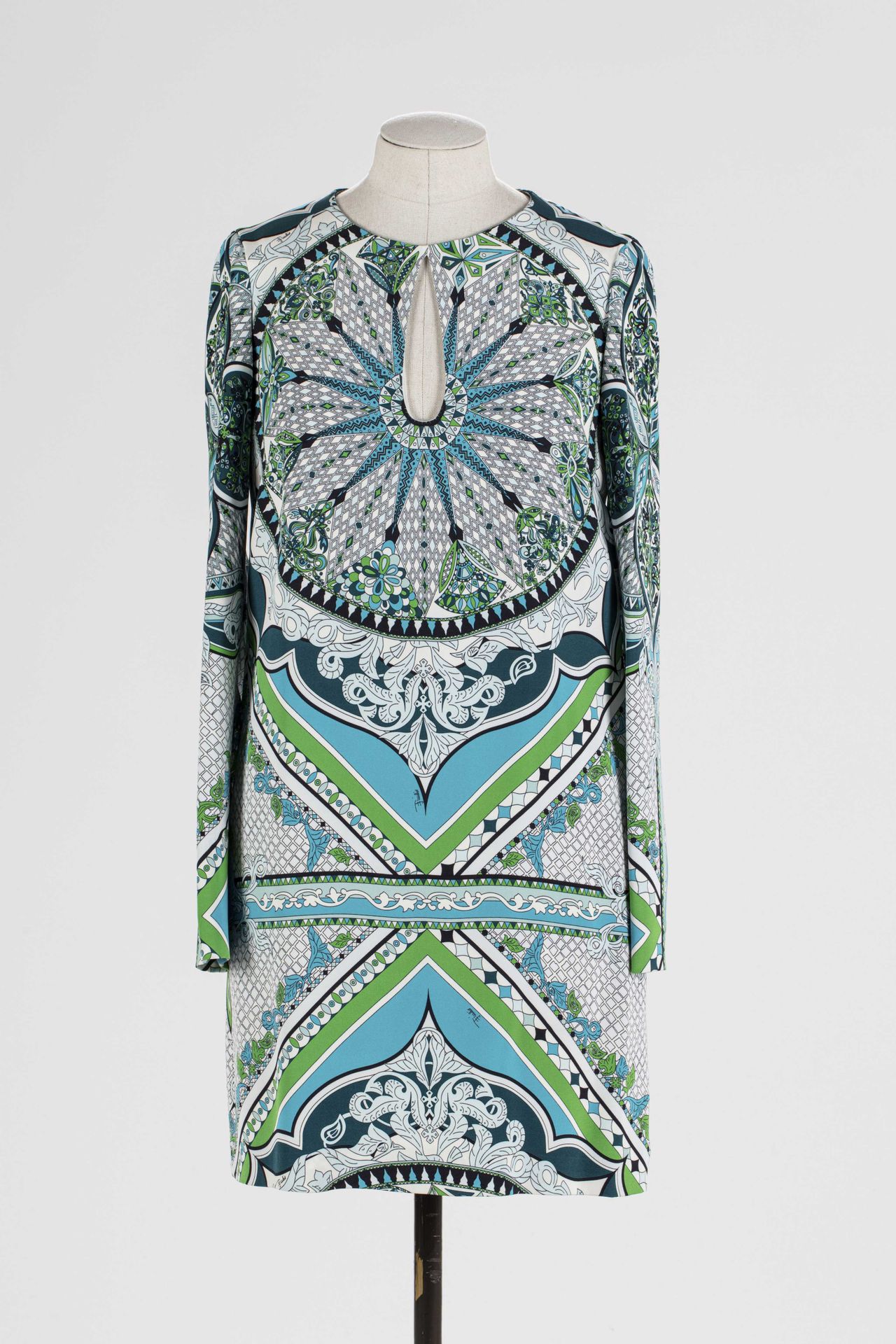 Null EMILIO PUCCI: vestido de seda con motivos azul-verde sobre fondo blanco, ma&hellip;