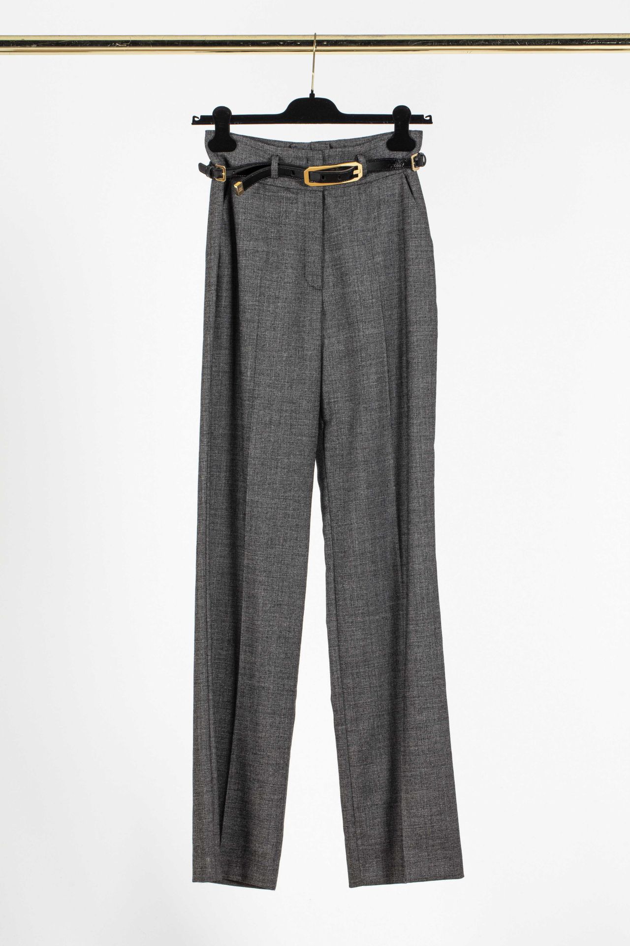 Null ESACADA：灰色斑点羊毛宽腿裤，黑色漆皮腰带，有标志。

T.34