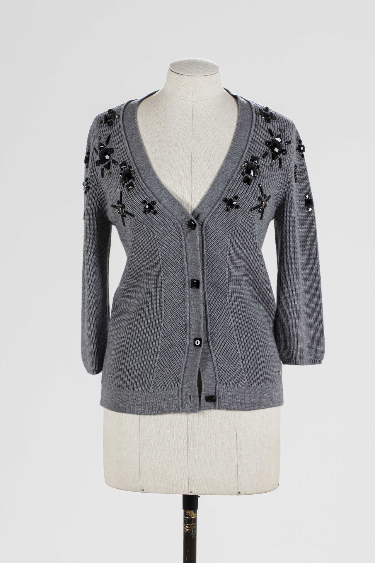Null ESCADA：灰色羊毛马甲，镶嵌黑色和银色金属水钻，单排扣，长袖。

T,36