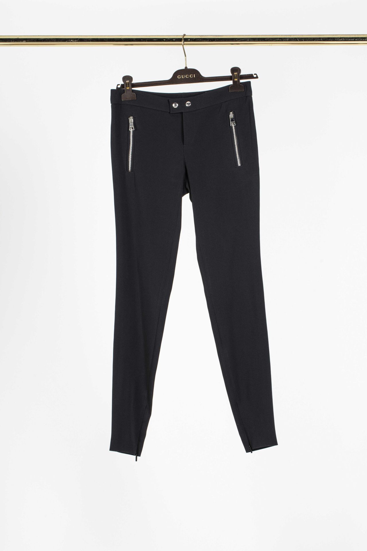 Null GUCCI: pantaloni dritti in viscosa nera, due tasche con due zip, caviglie c&hellip;