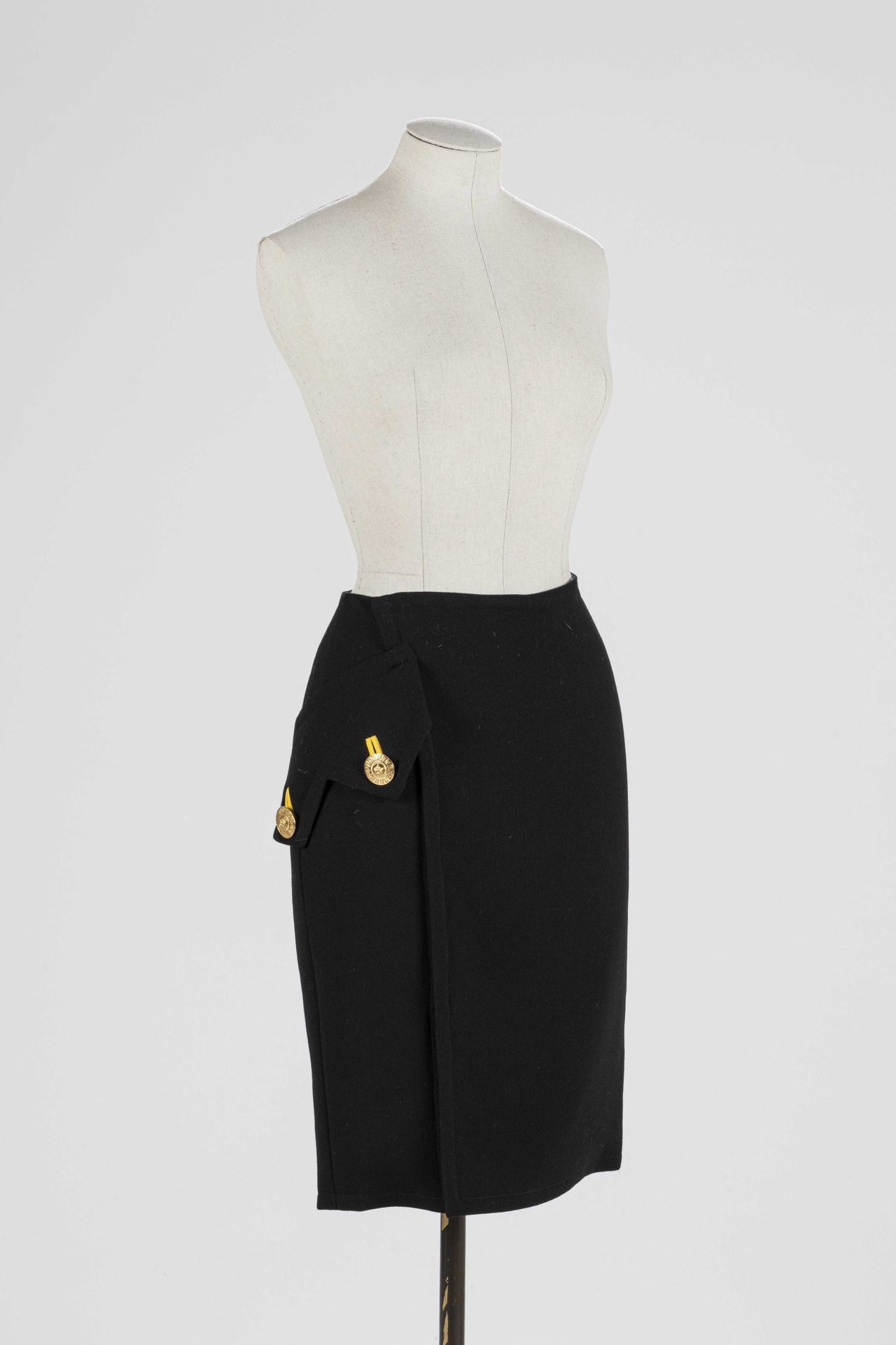 Null VERSACE : black wool skirt, 1 false pocket decorated with two golden metal &hellip;