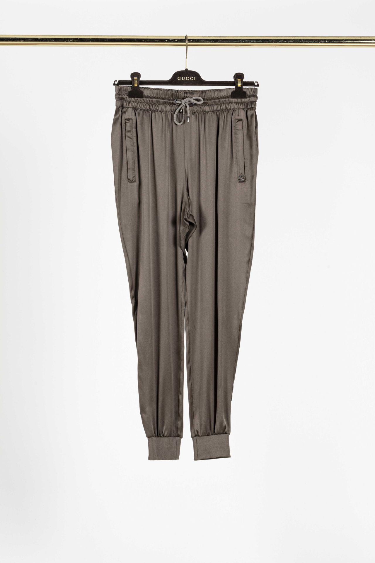 Null GUCCI : pantalon sportswear en soie bronze, se ressert à la taille par un l&hellip;
