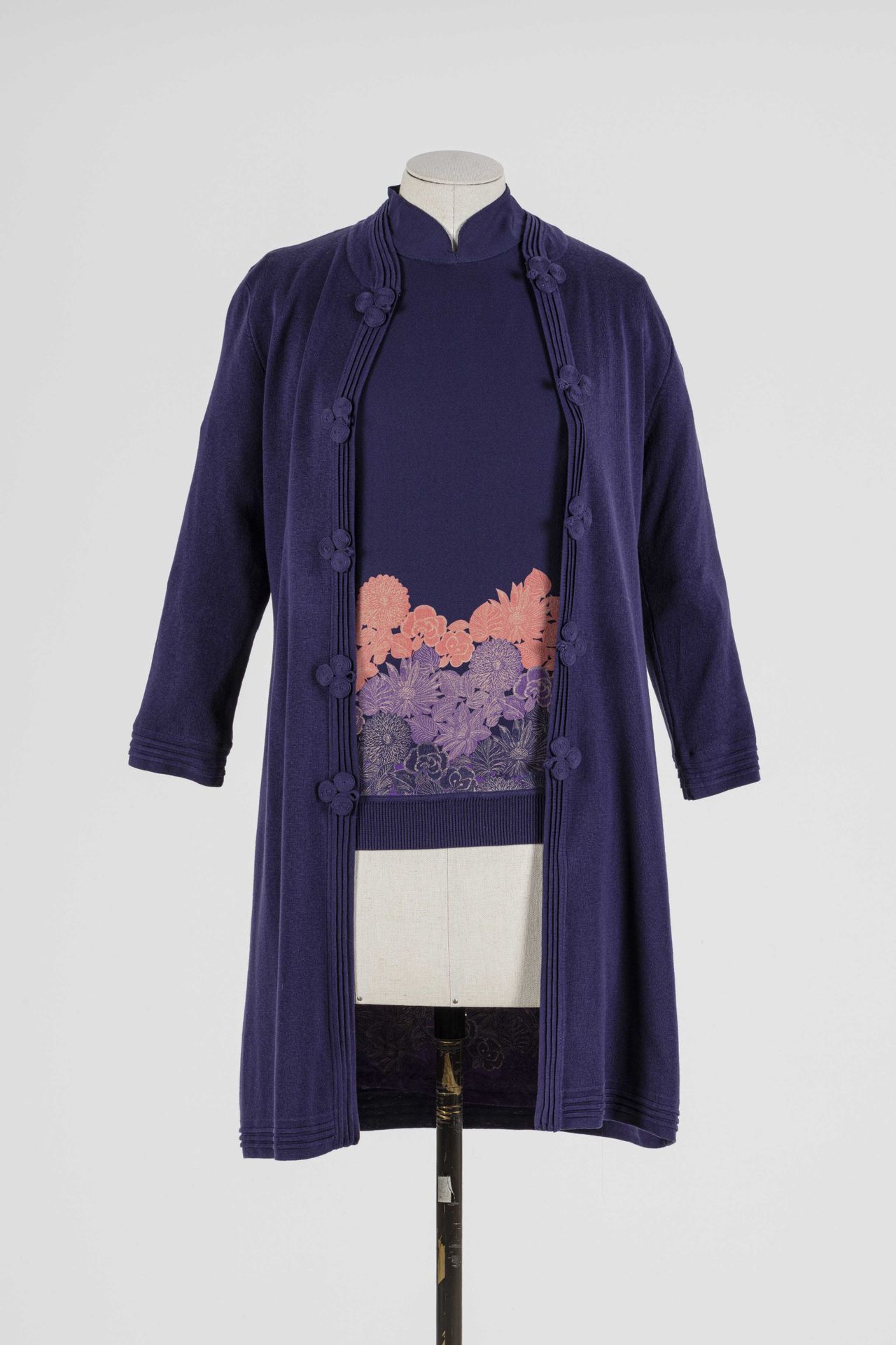 Null 上海滩：套装包括一件蓝色丝绸无袖上衣和Dalhia设计的T。M，和一件蓝色丝绸长马甲，内有花卉图案，毛领，中国结扣。

T.M