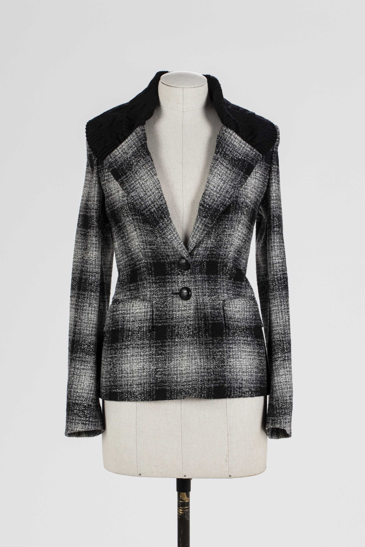 Null ESCADA: 羊毛和聚酰胺夹克，灰黑白格子花纹前襟，黑色羊毛后背，单排扣，带标志。

T.34