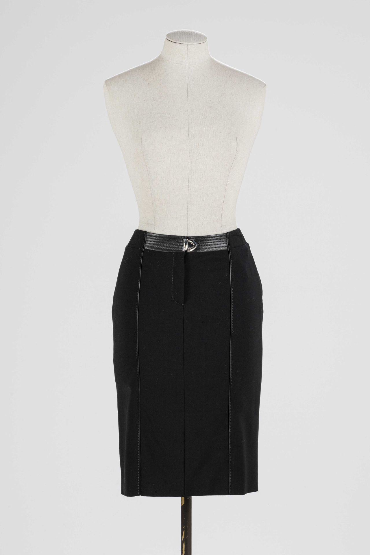 Null VERSACE：黑色羊毛直筒裙，假皮带效果，有银色金属标识。

T.34