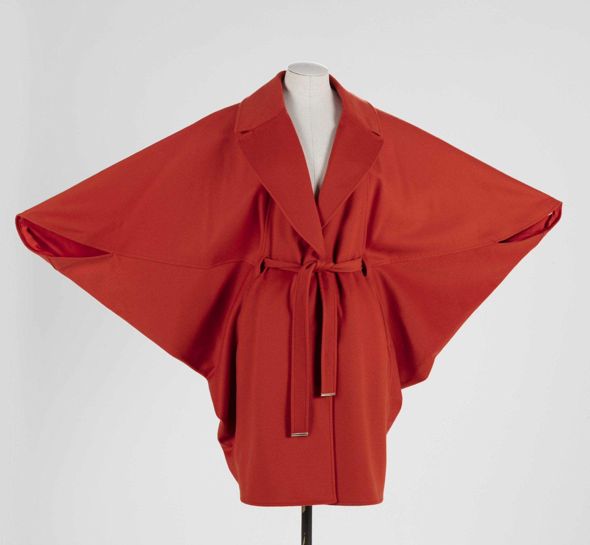 Null ROBERTO CAVALLI：橙色羊毛和羊绒斗篷大衣，蝙蝠袖，有两个开口可以系腰带。

T.36/38