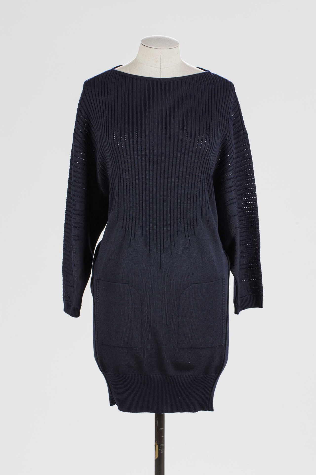 Null ROBERTO CAVALLI : une robe pull en viscose et laine bleu nuit, manches chau&hellip;