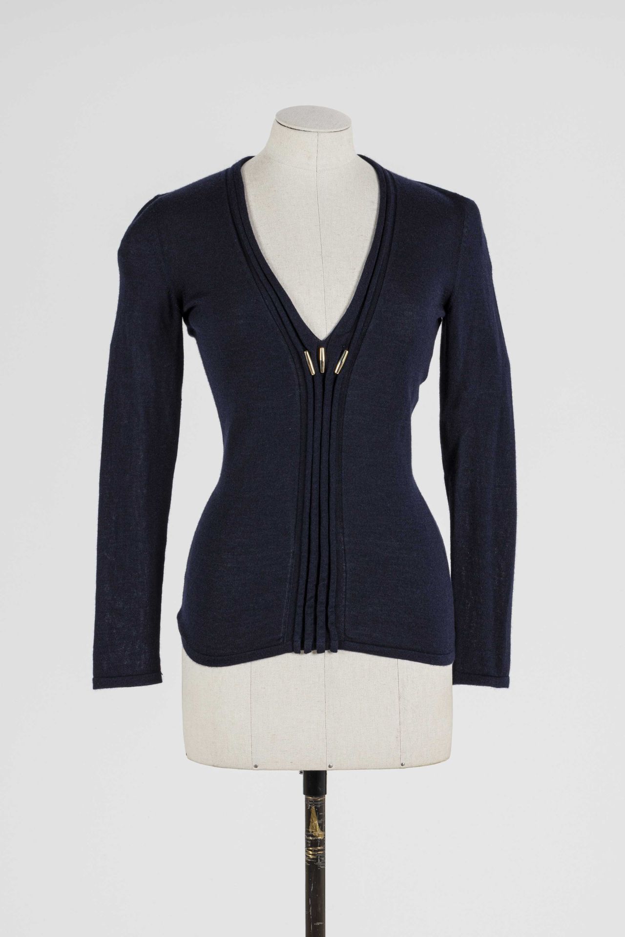 Null VERSACE: navy blue cashmere and silk sweater, deep V-neckline with an appli&hellip;