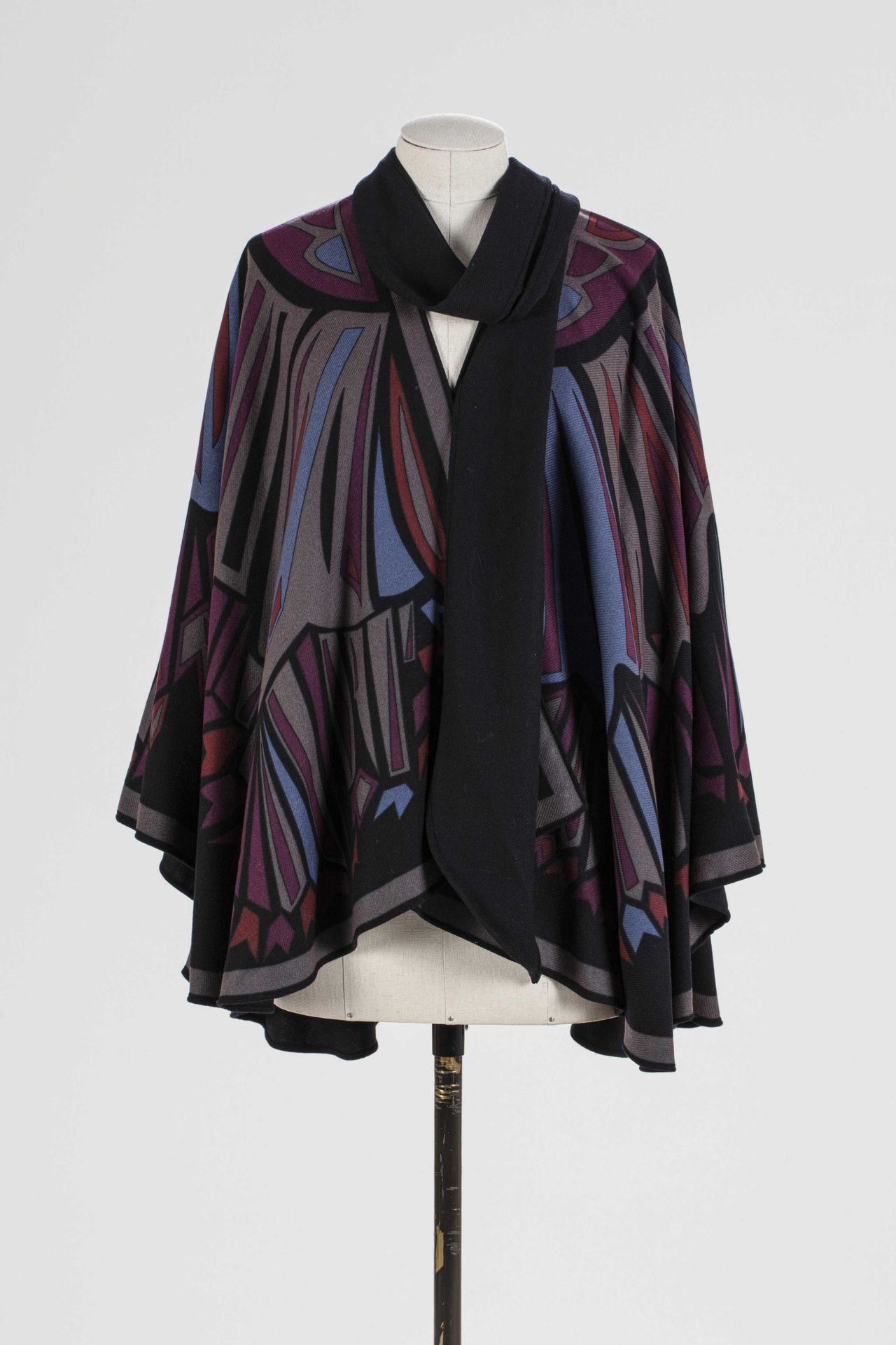 Null EMILIO PUCCI: black wool and cashmere cape decorated with stylized butterfl&hellip;