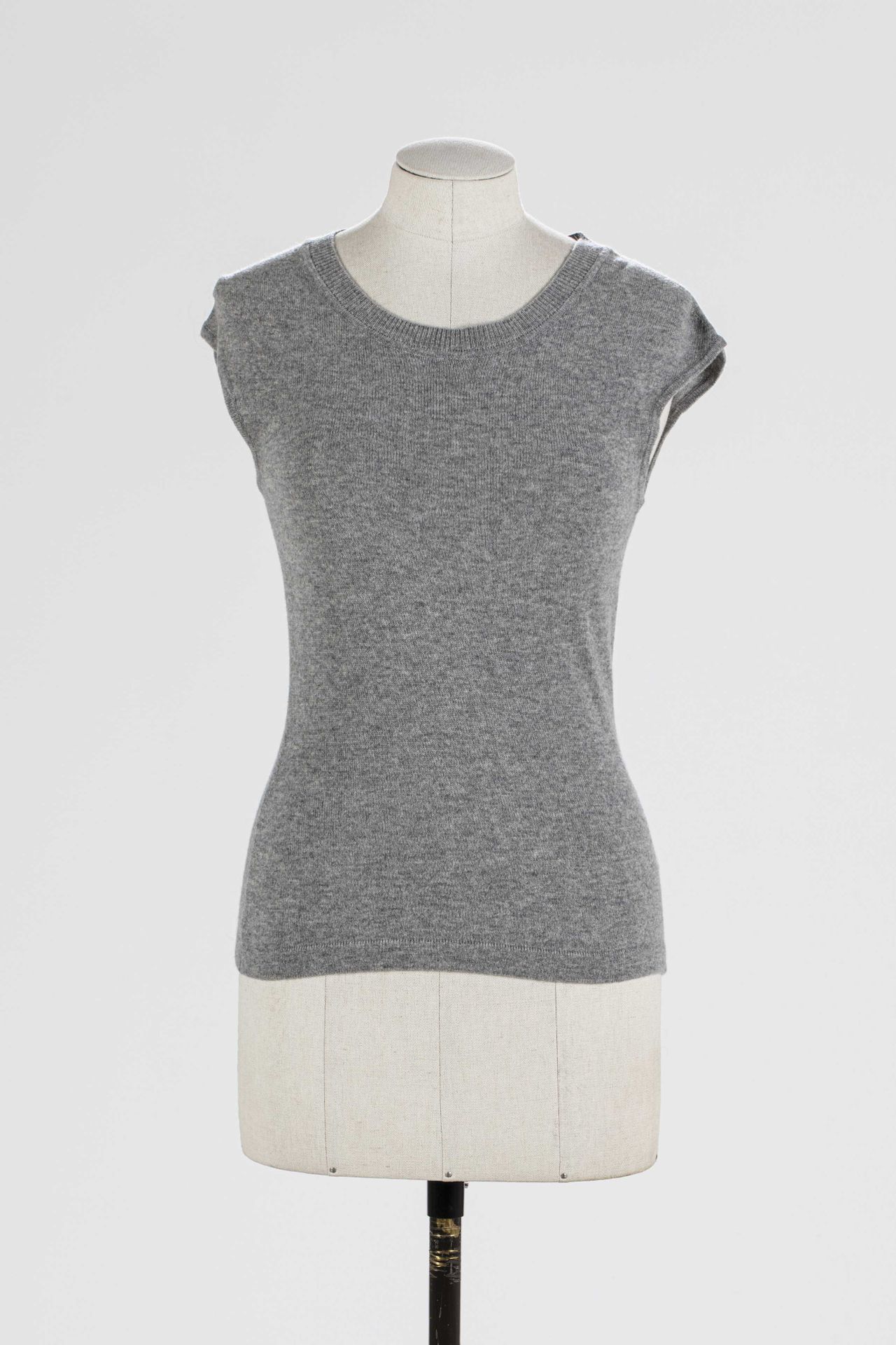 Null ESCADA: grey wool and cashmere set including: a sleeveless sweater, round n&hellip;