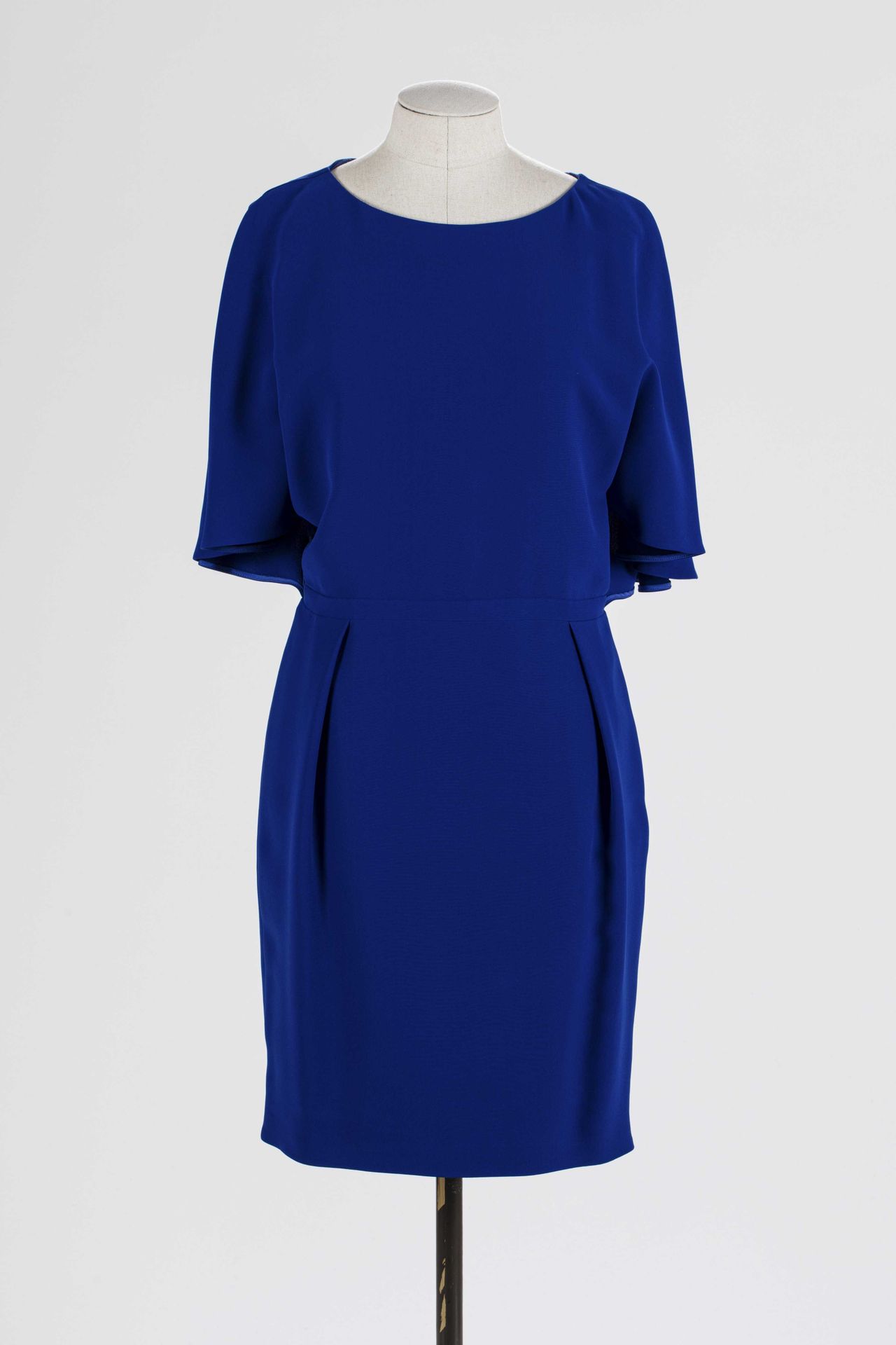 Null GUCCI：蓝色丝绸连衣裙，喇叭袖，背后有纽扣封口。

T.36