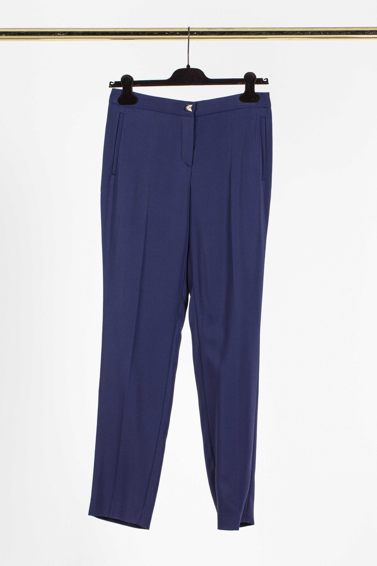 Null VERSACE：蓝色粘胶长裤，金色金属纽扣封口，两个侧袋。 

T .36
