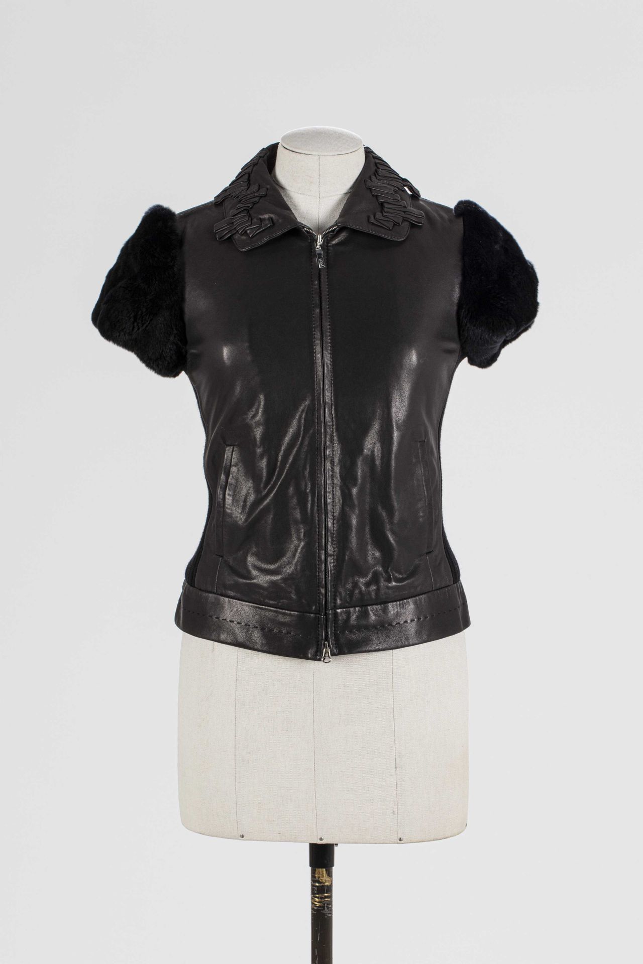 Null ESCADA Sport：黑色皮夹克，短袖带毛边，黑色羊毛侧条纹，两个贴袋，领口有皮带装饰。

T.34