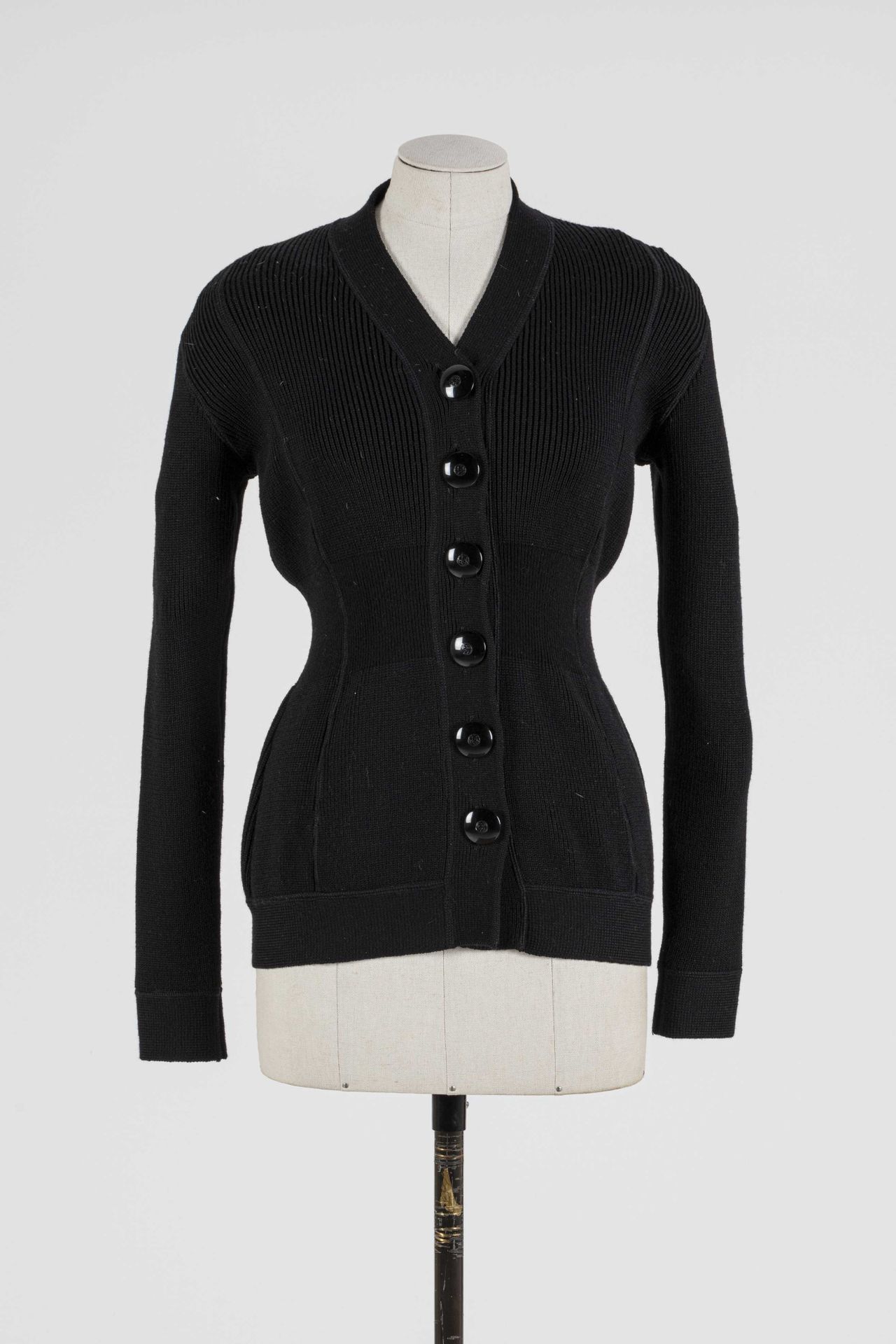 Null VERSACE: chaleco de lana negro, de un solo pecho, con botón del logotipo de&hellip;