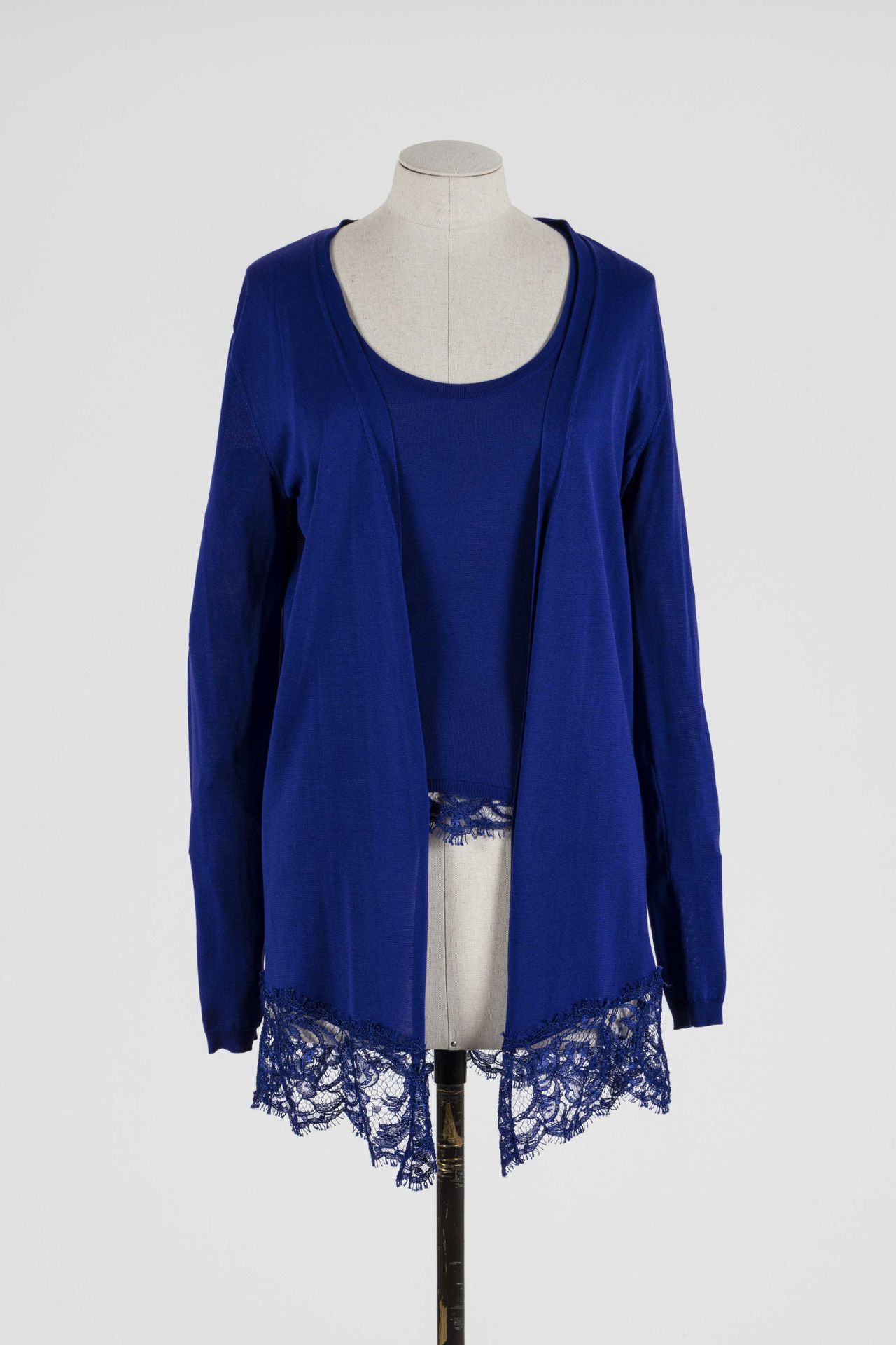 Null EMILIO PUCCI：蓝色丝绸双件套，包括一件底部有蕾丝装饰的无袖毛衣和一件底部有蕾丝装饰的长开衫。

T.S