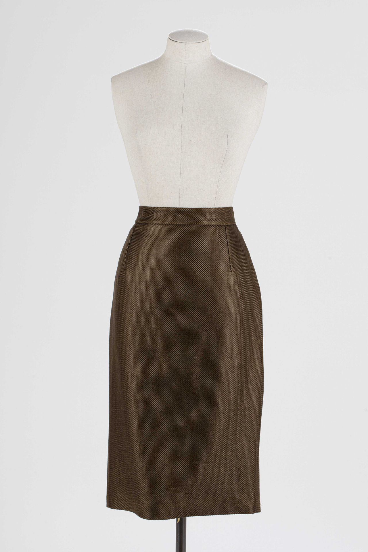 Null GUCCI：羊毛和古铜色丝绸直筒裙，背后有拉链固定。

T.36