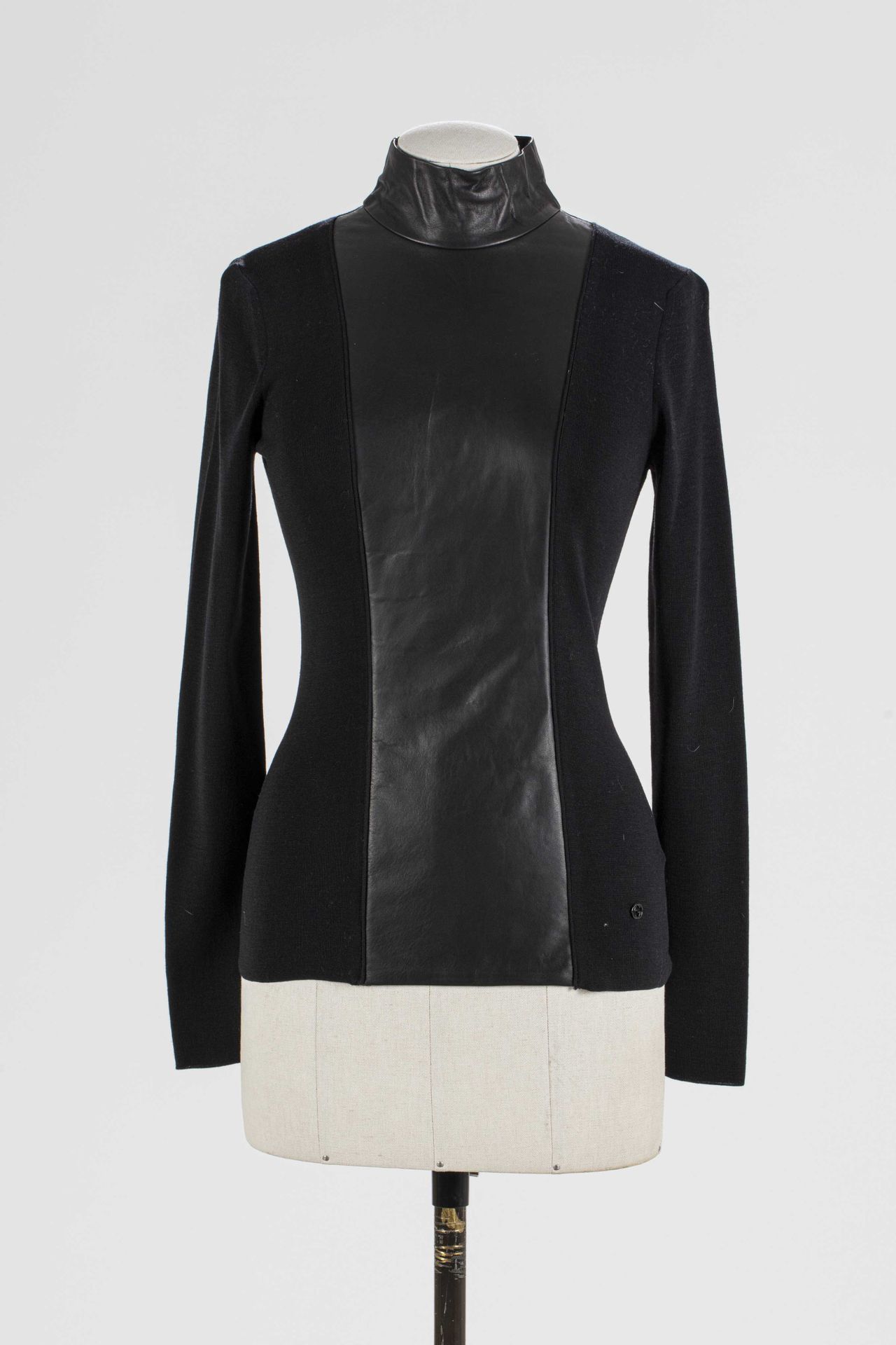 Null GUCCI : high collar sweater in black wool with leather application on the f&hellip;