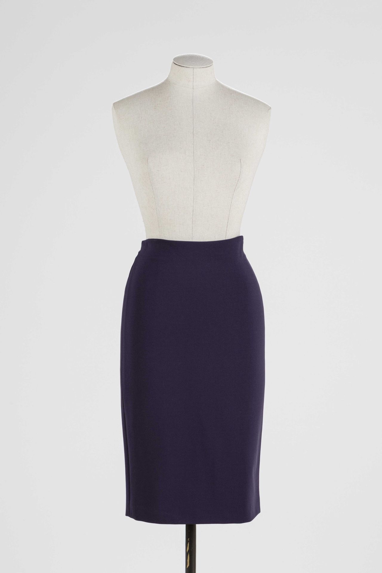 Null VERSACE : straight skirt in mauve polyamide, large fastening in the back wi&hellip;