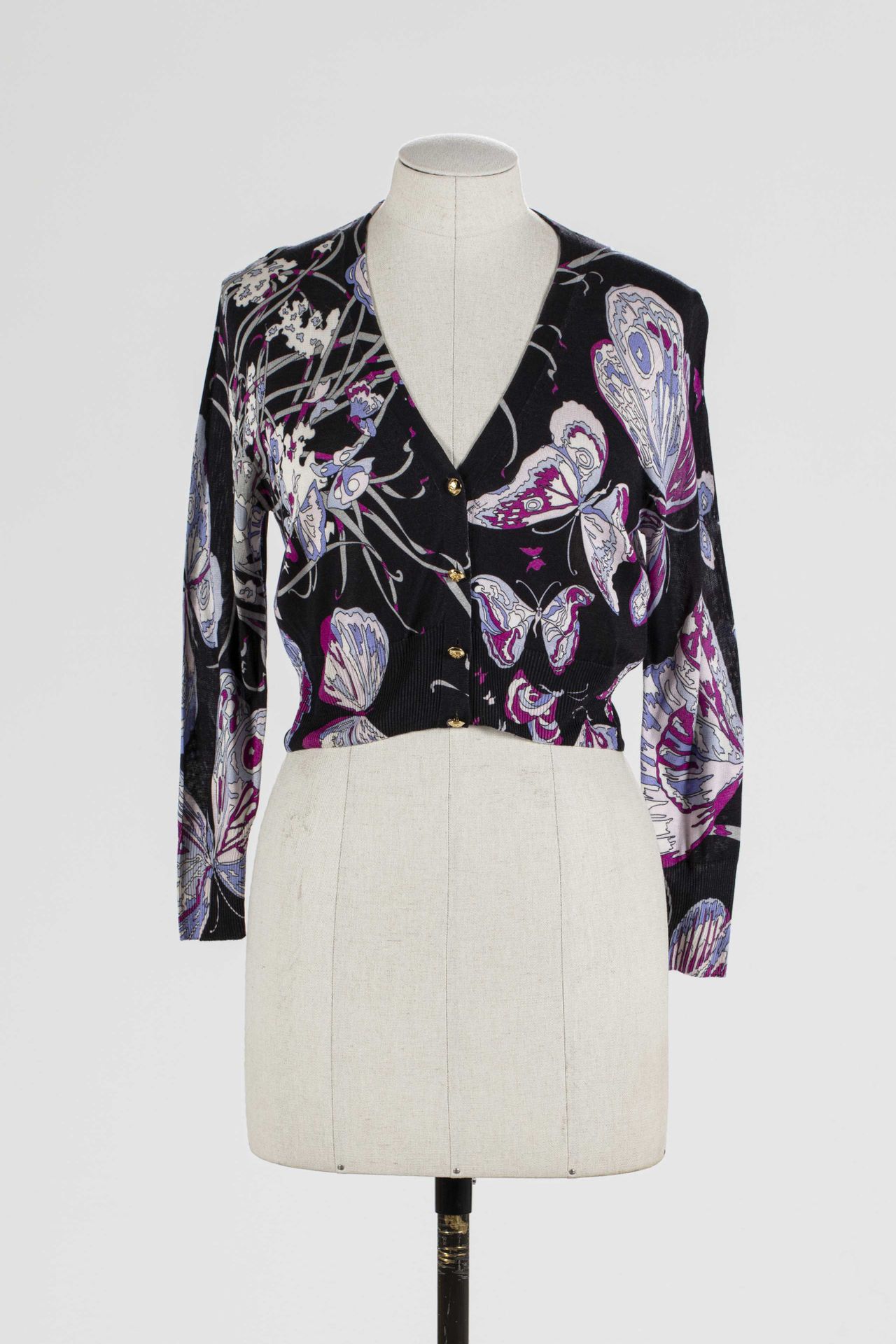 Null EMILIO PUCCI：黑色短款丝绸马甲，有花卉和蝴蝶装饰，长袖，单排扣。

T.S