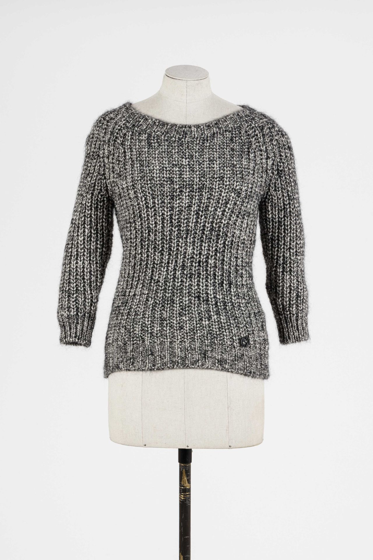 Null GUCCI : pull en laine chiné gris, col rond, manches 3/4. 

T. S