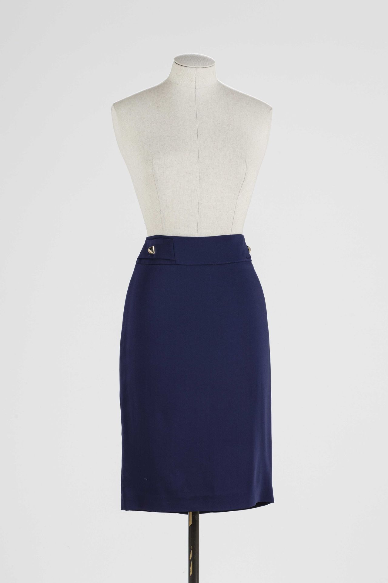 Null VERSACE：紫色涤纶直筒裙，腰部有两个风格化的纽扣。

T.36
