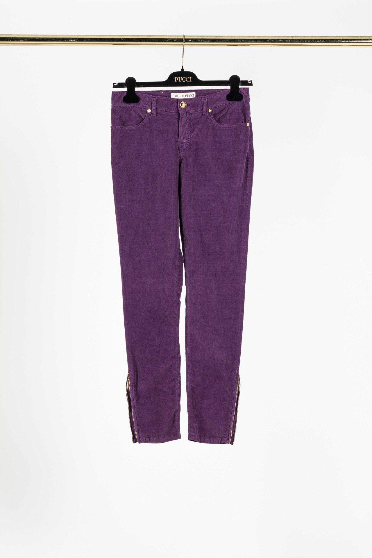 Null EMILIO PUCCI: due pantaloni di velluto a coste dritti, uno color melanzana &hellip;