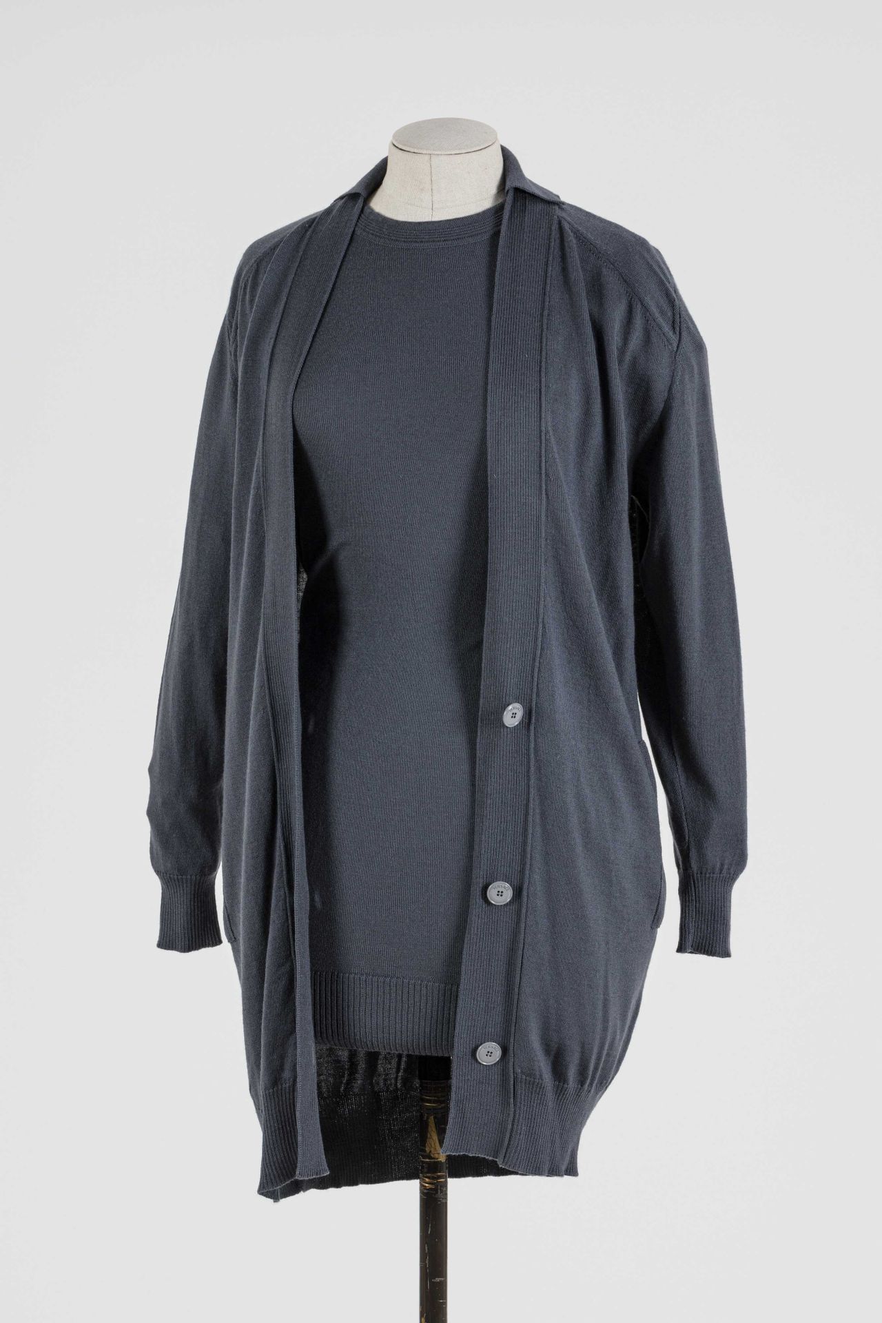 Null VERSACE：灰色羊毛套装，包括一件短裙，短袖，圆领，和一件长马甲，长袖，单胸。

T.38