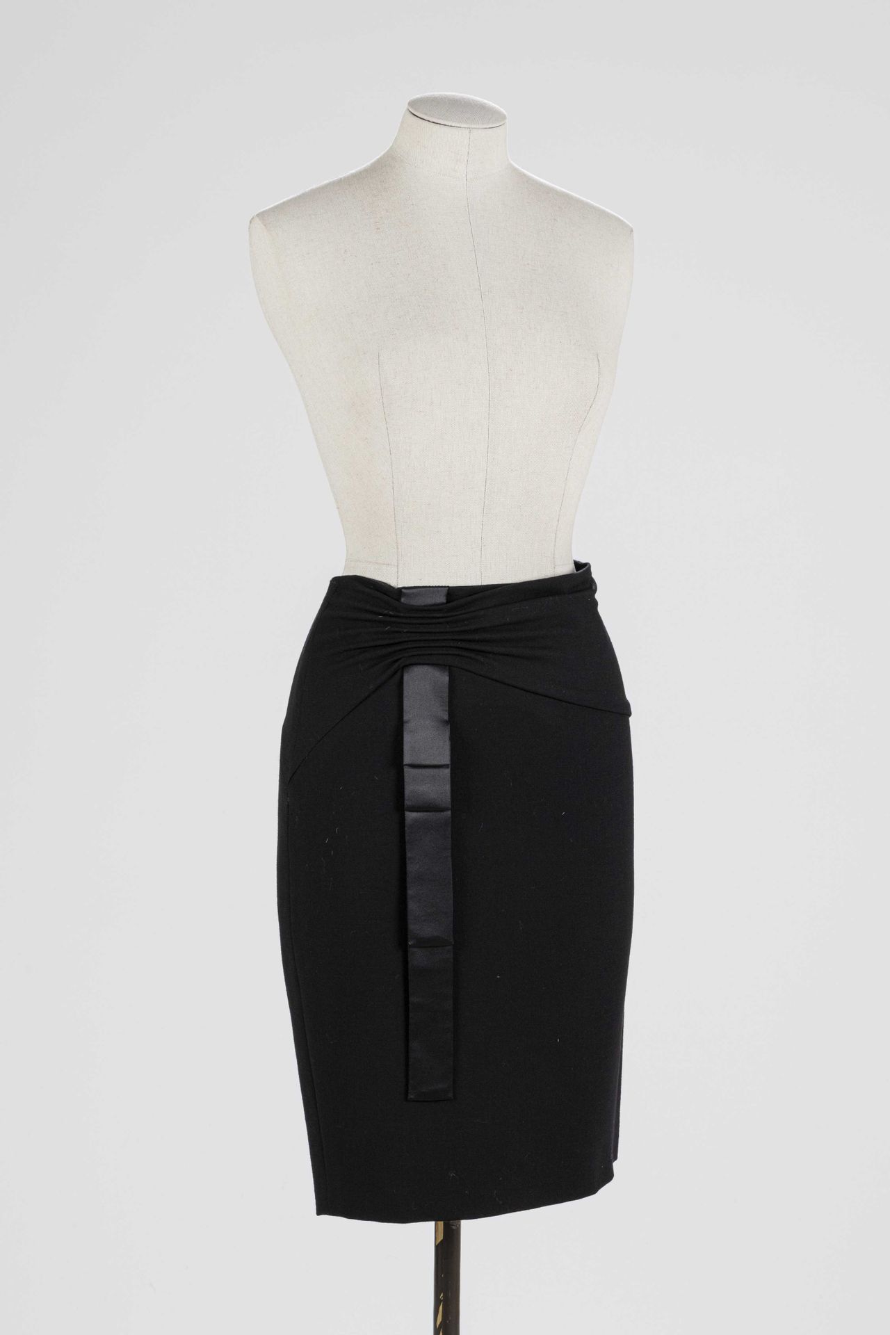 Null VERSACE: straight skirt in black wool, gathered at the waist on the right s&hellip;