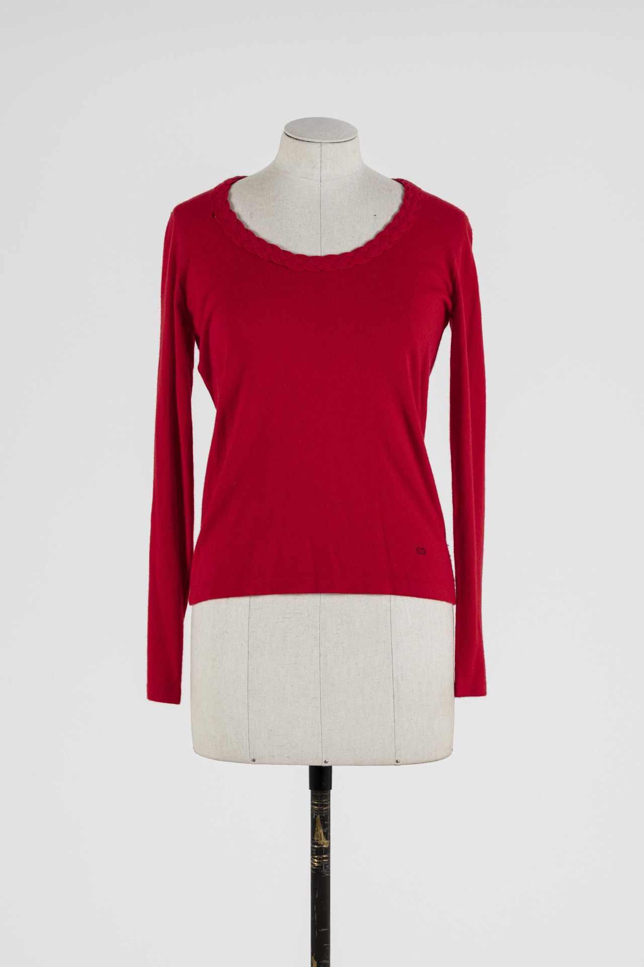 Null ESCADA Sport：红色羊毛和羊绒毛衣，圆领带辫子，长袖。

T.S

小孔