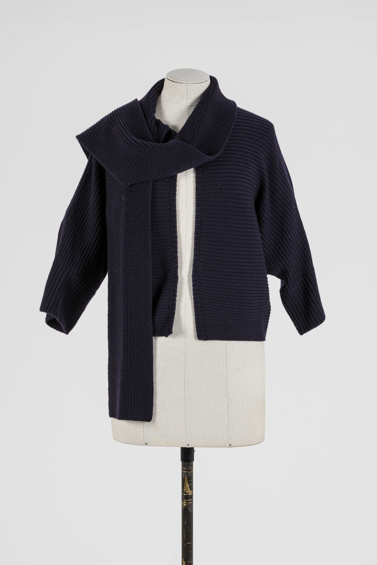 Null ESCADA: navy blue wool cardigan, collar extended by a scarf, closure by a s&hellip;