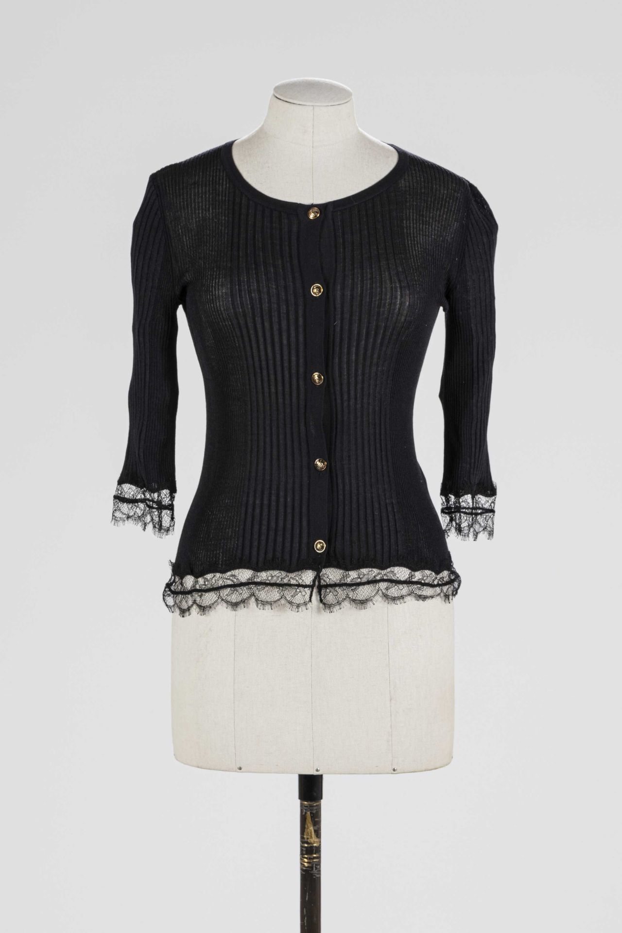 Null EMILIO PUCCI：黑色羊毛和丝绸马甲，袖子和底部镶有花边，单排扣。

T.S