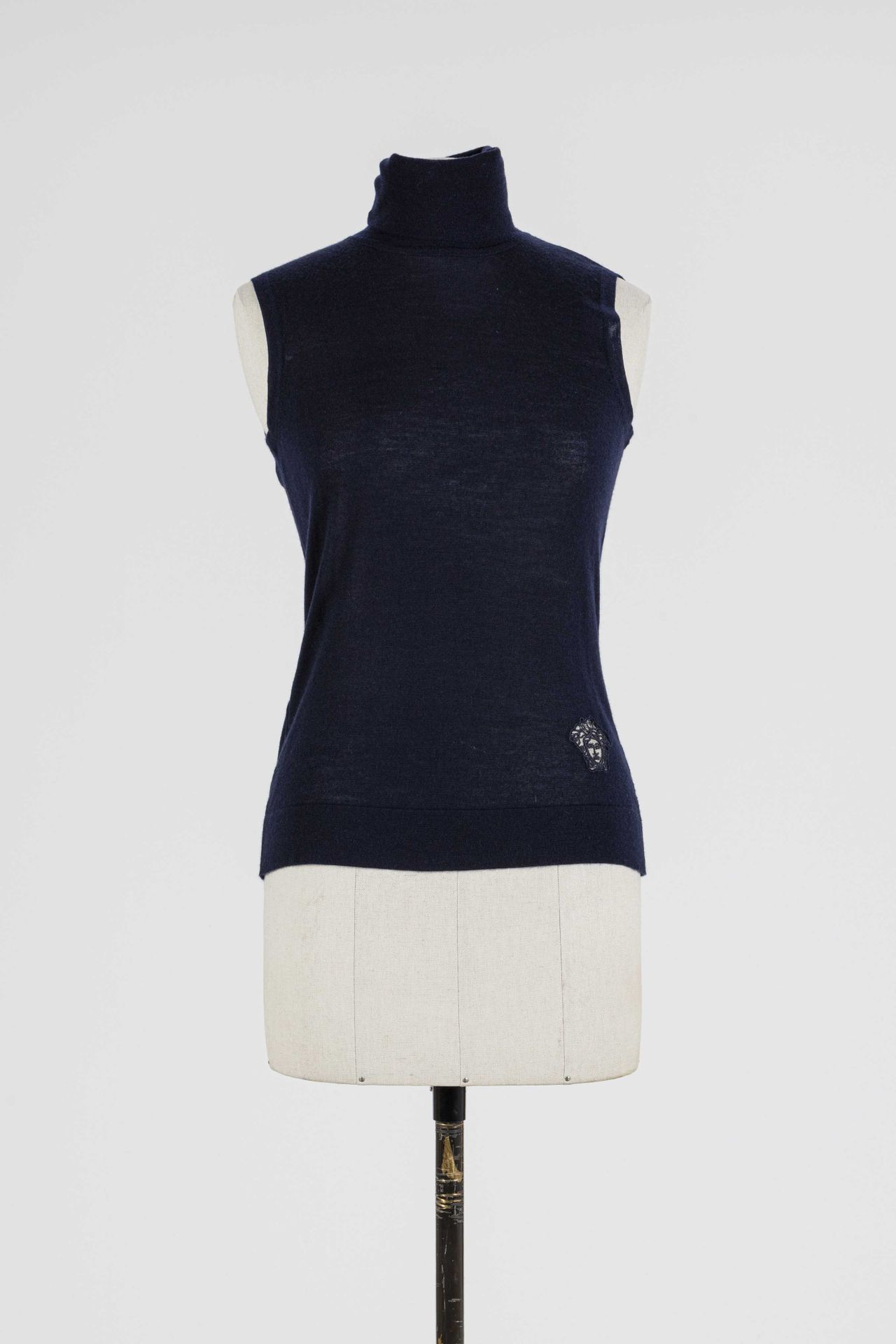 Null VERSACE : sleeveless cashmere sweater in navy blue, turtleneck, head of the&hellip;