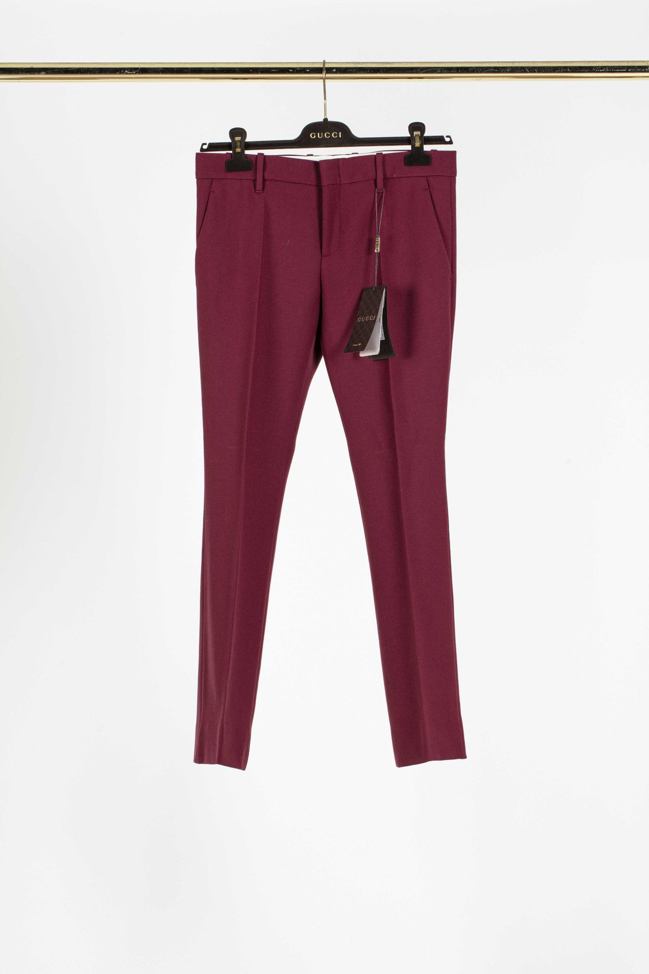 Null GUCCI：酒红色羊毛长裤套装，包括直筒裤和一件带有几何图案衬里的夹克，缺口领，单排扣，四个贴袋，长袖。

T.S