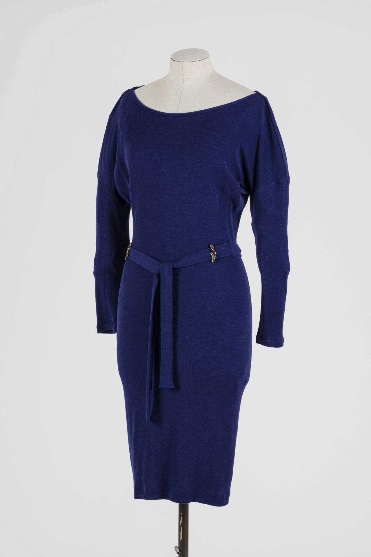 Null ROBERTO CAVALLI：蓝色羊毛长裙，长袖，腰带由两个造型的银色金属环固定。

T.34