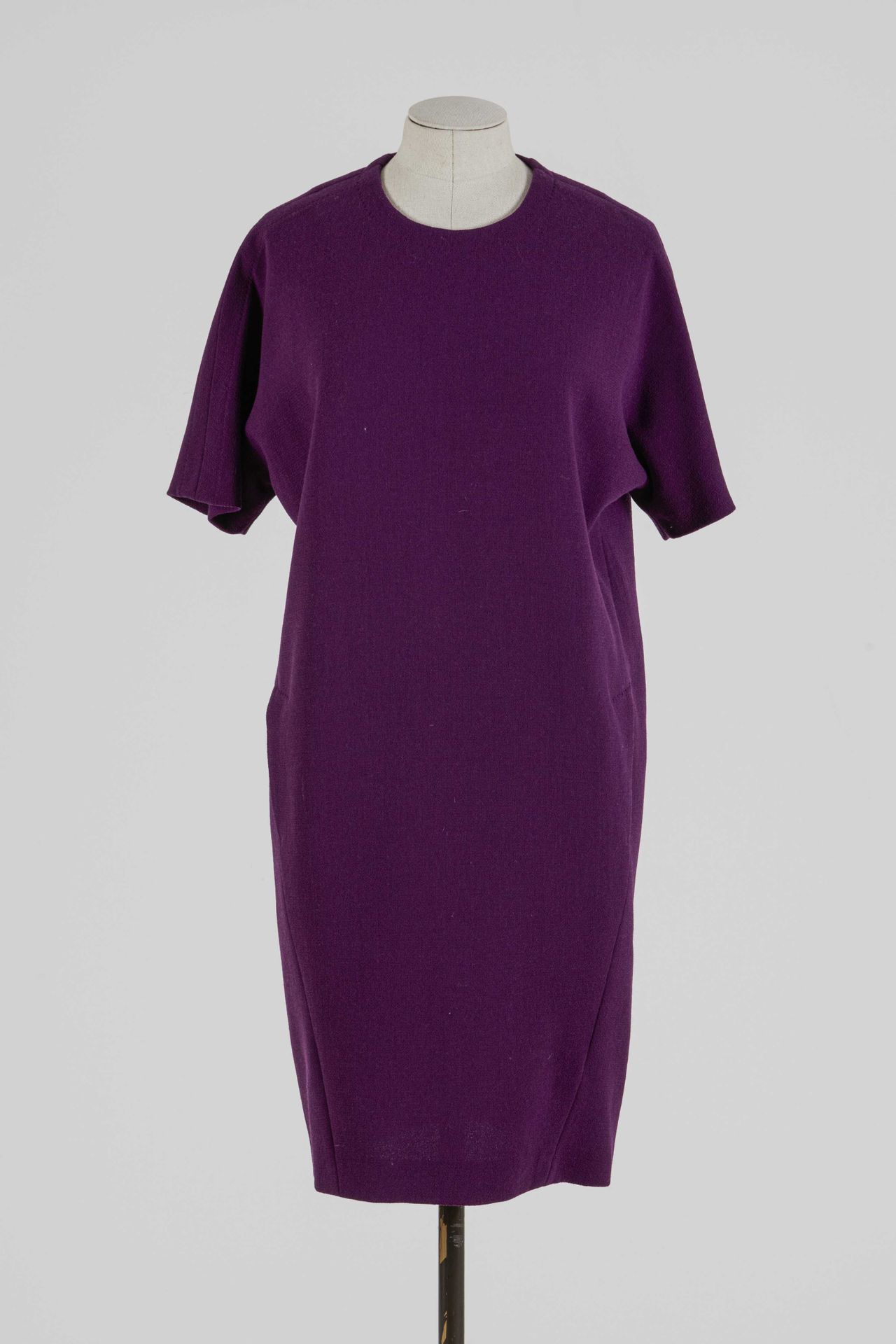 Null ESCADA : straight mid-length dress in aubergine wool, round neck, short sle&hellip;
