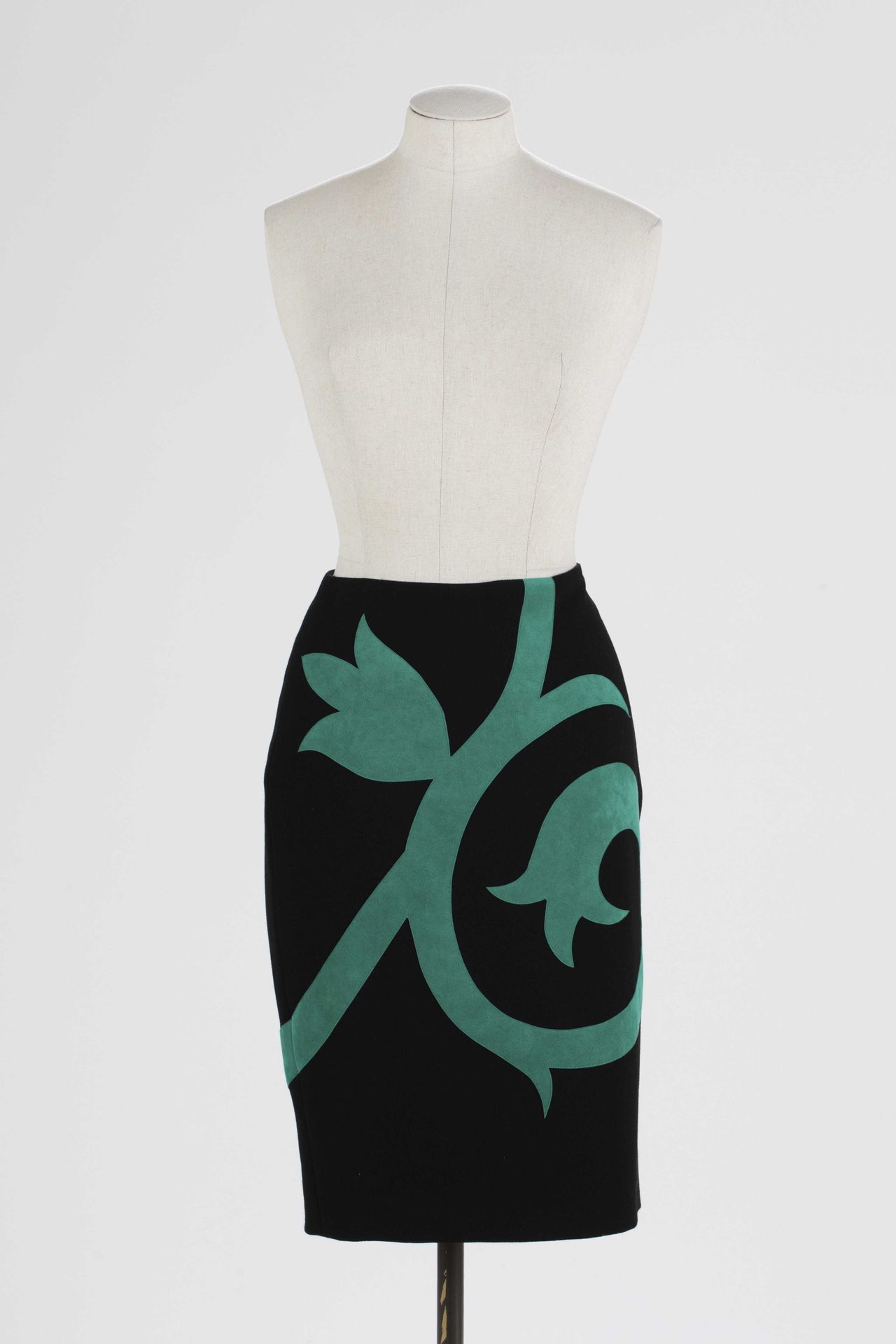 Null VERSACE：黑色羊毛直筒裙，两侧有绿色绒面革的阿拉伯纹，背后有拉链固定。

T.36
