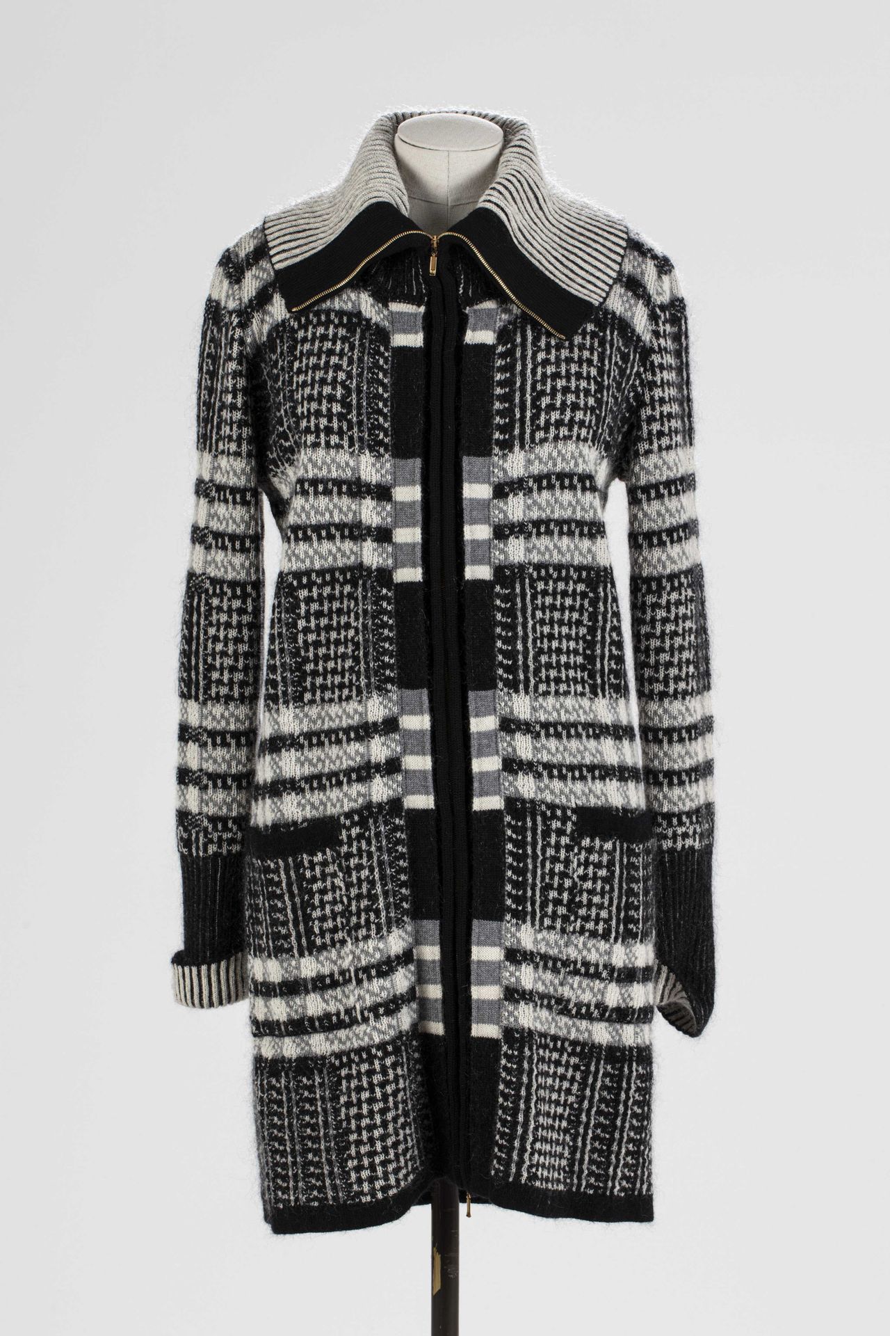 Null ESCADA : long wool and mohair cardigan with black-grey-white tartan pattern&hellip;