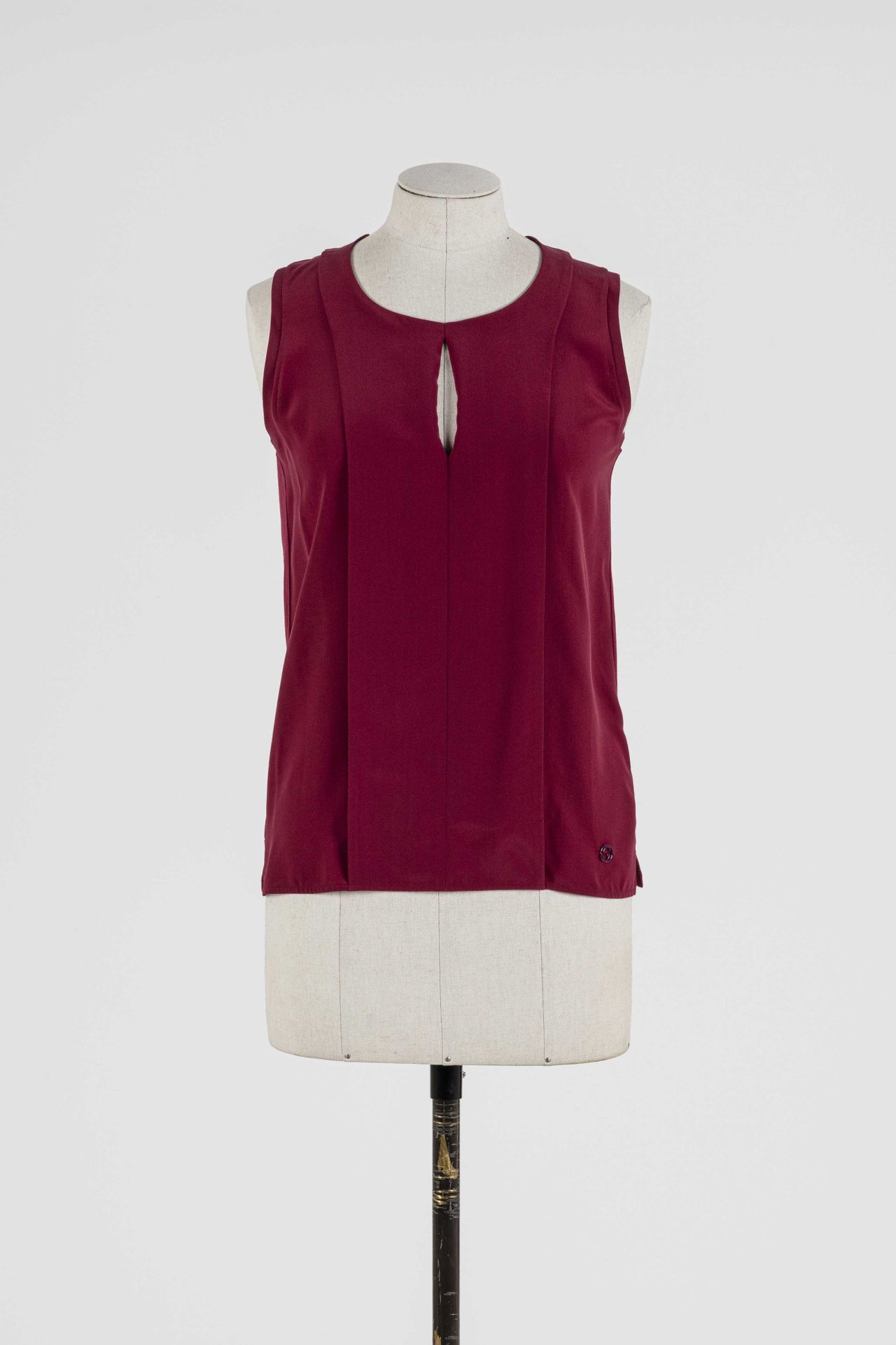 Null GUCCI：酒红色羊毛和丝绸的无袖上衣，前面有袖口的效果。

S.T.