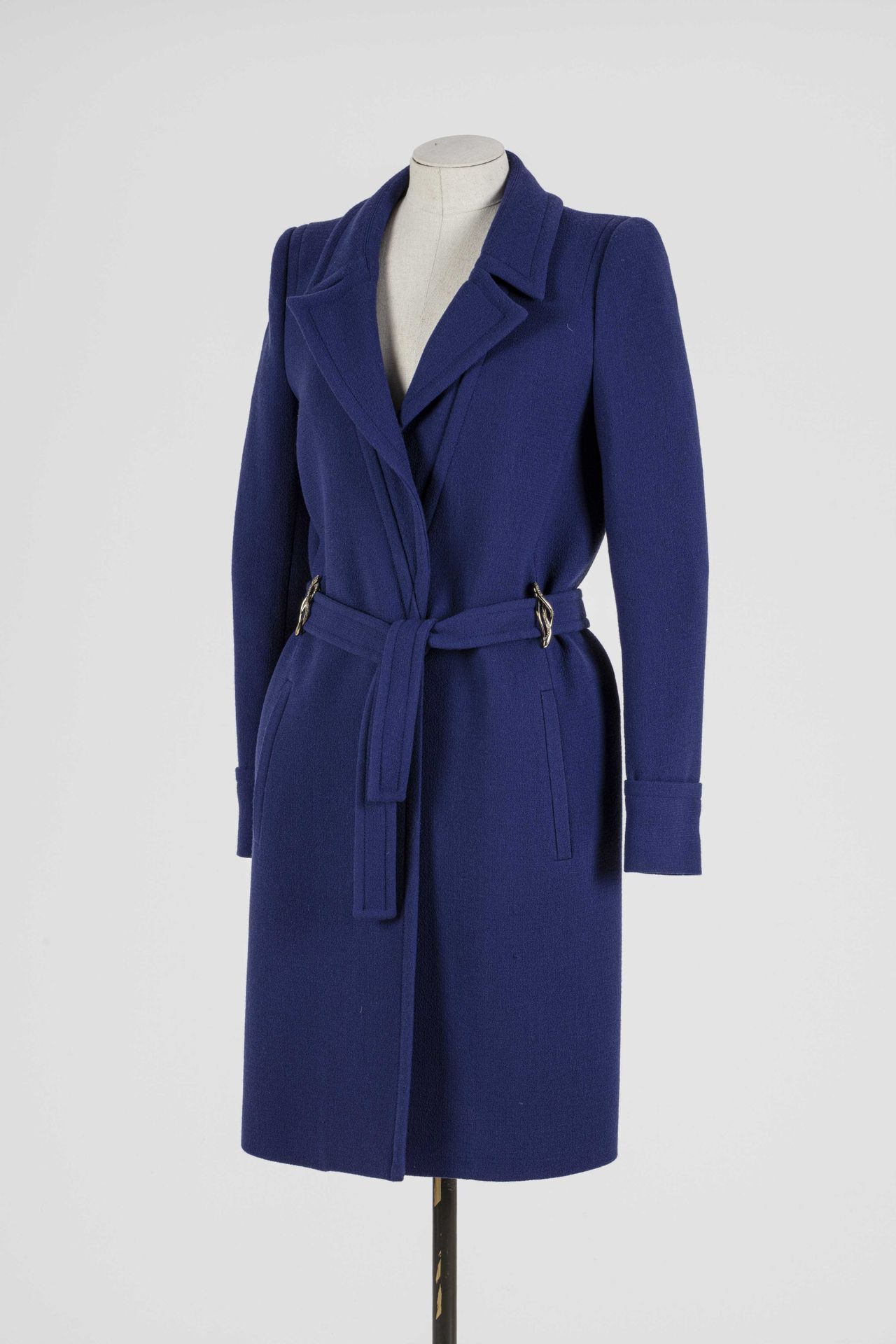 Null 罗伯托-卡瓦利：蓝色羊毛大衣，单排扣，腰带由两个银色金属风格的环扣固定。

T.36/38