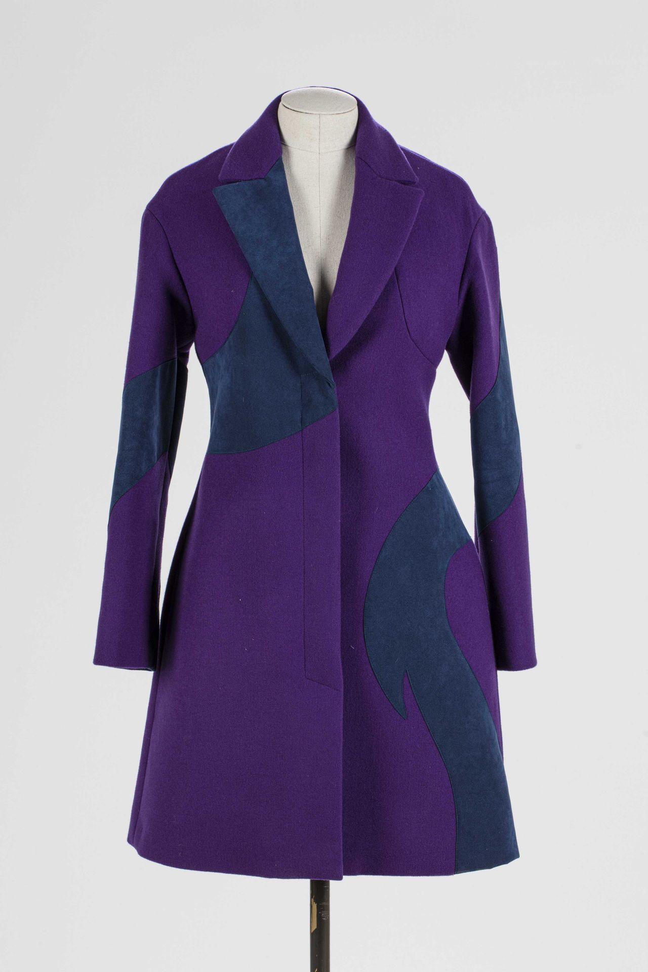 Null VERSACE: abrigo de lana púrpura con apliques de ante azul, manga larga, un &hellip;