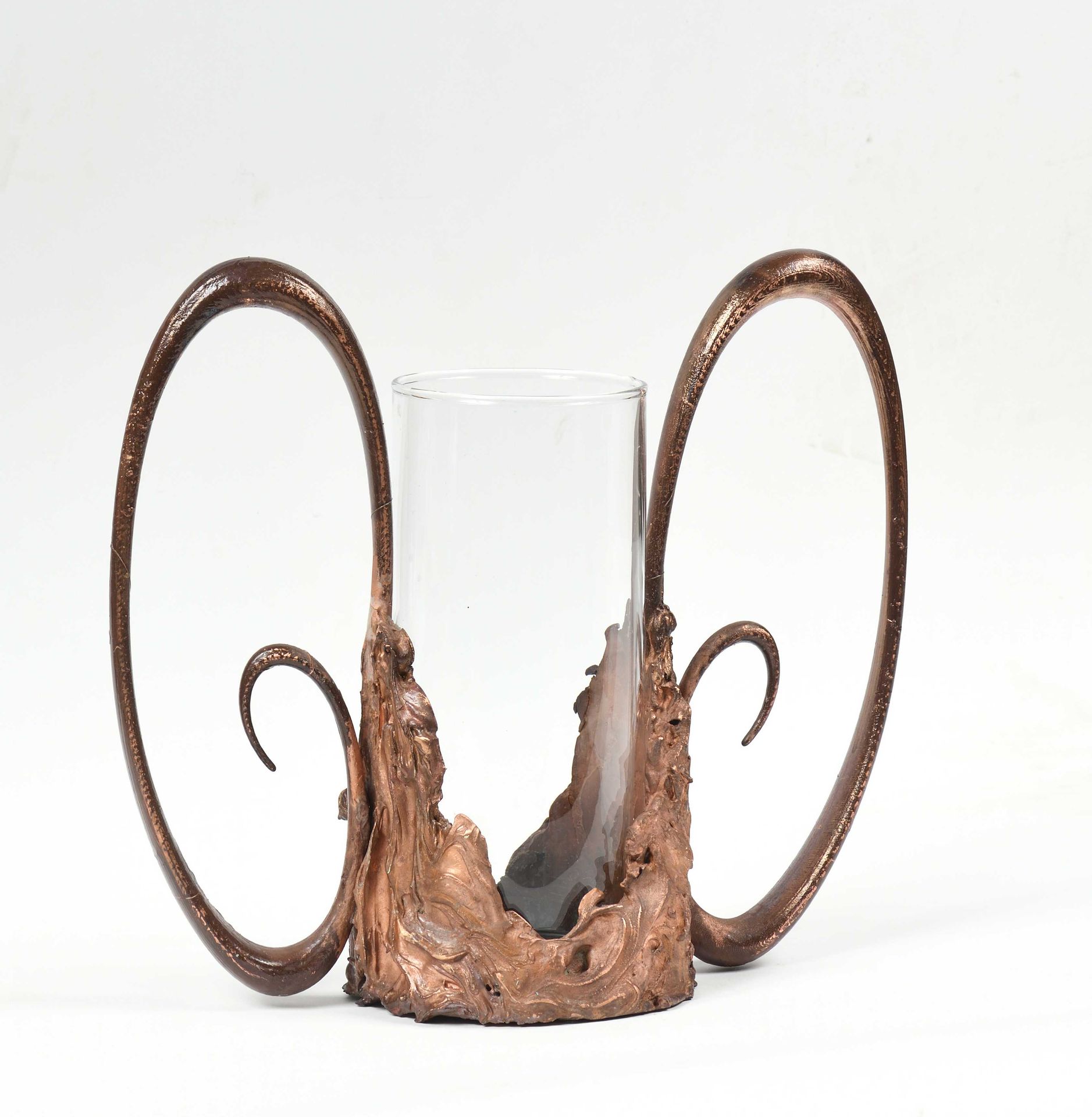 Null Pierre CHEVALIER (Né en 1993) Vase modèle L ECUME en verre et cuivre patiné&hellip;
