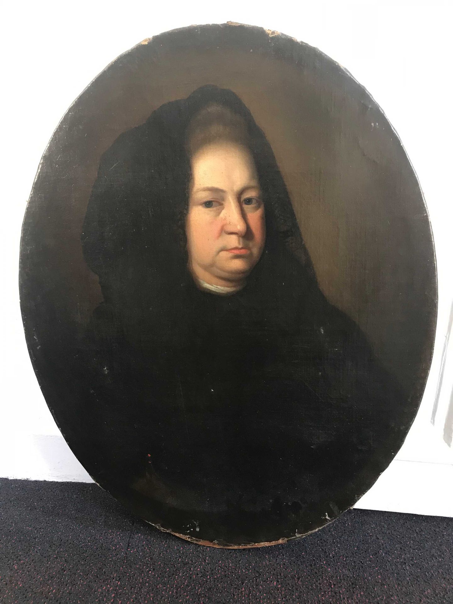 Null 19世纪的学校。戴着黑纱的女人的肖像。椭圆形的布面油画（衬里）。77x60厘米（重合和缺失）。