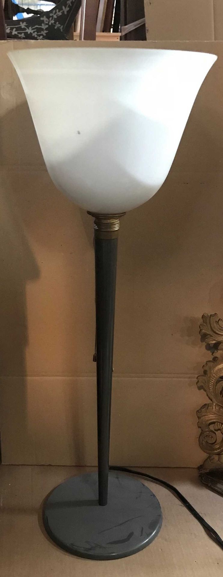 Null Lampe aus Metall und Lampenschirm aus Opalglas im Mazda-Stil. Höhe. : 75cm