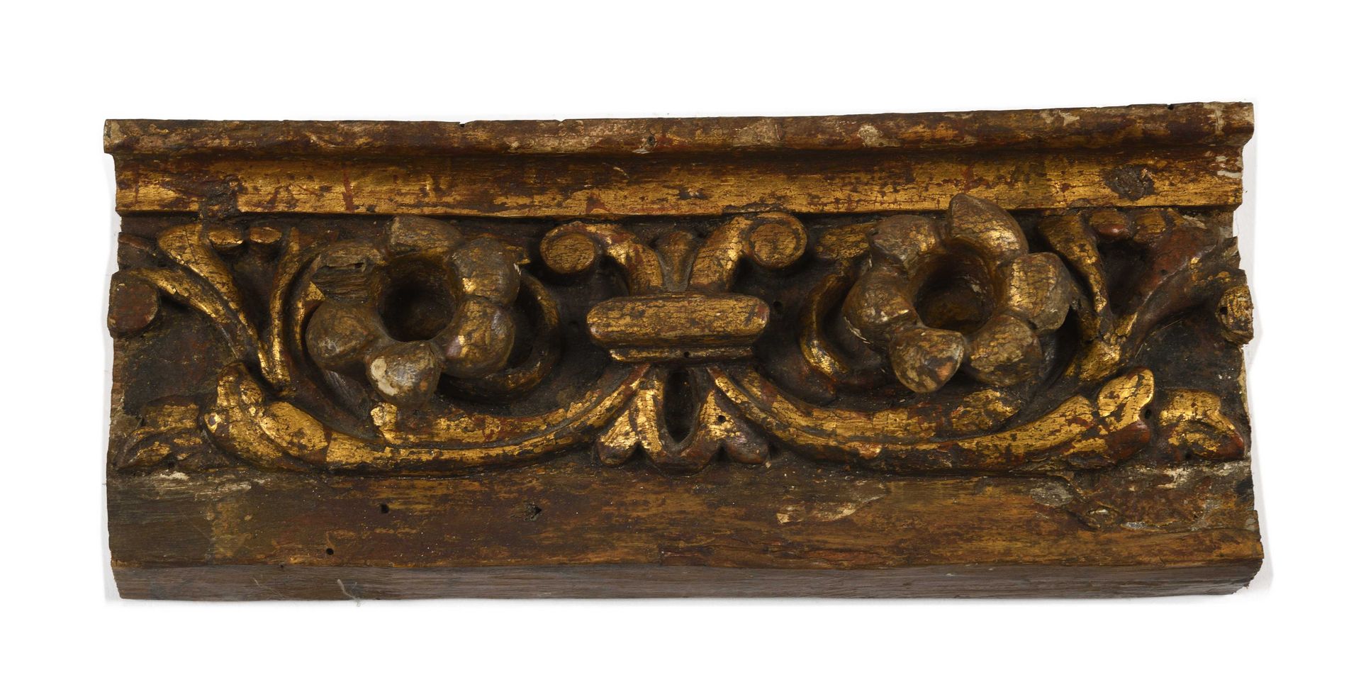 Null Elément décoratif en bois sculpté et doré. XVIIIe siècle. Longueur : 30 cm