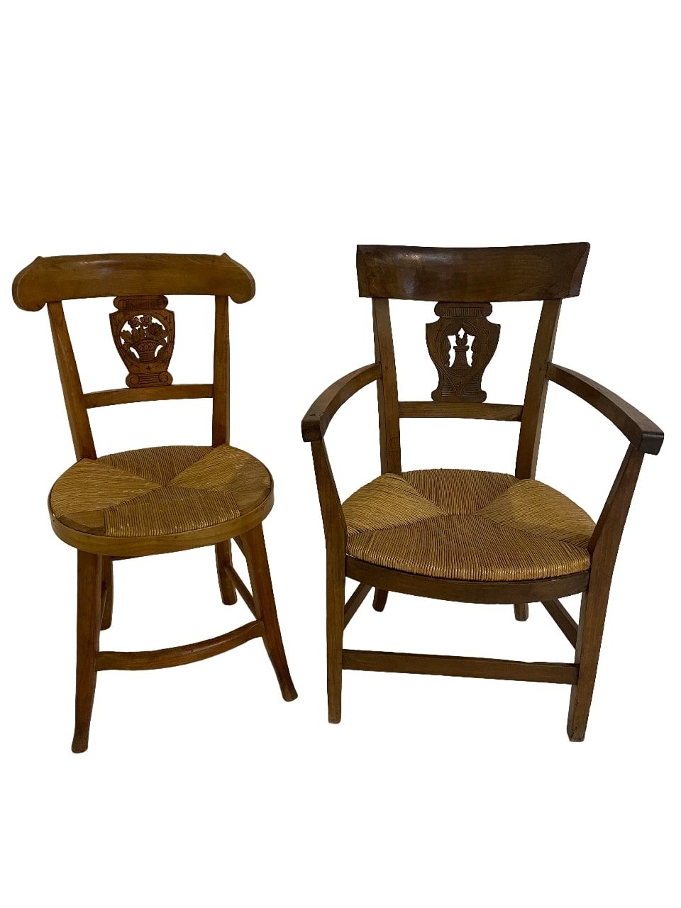 Null Un sillón y una silla en madera natural, respaldo con medallón tallado.
H: &hellip;