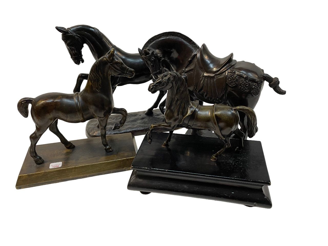 Null 一批表现马匹的雷古拉雕塑。
复制品。