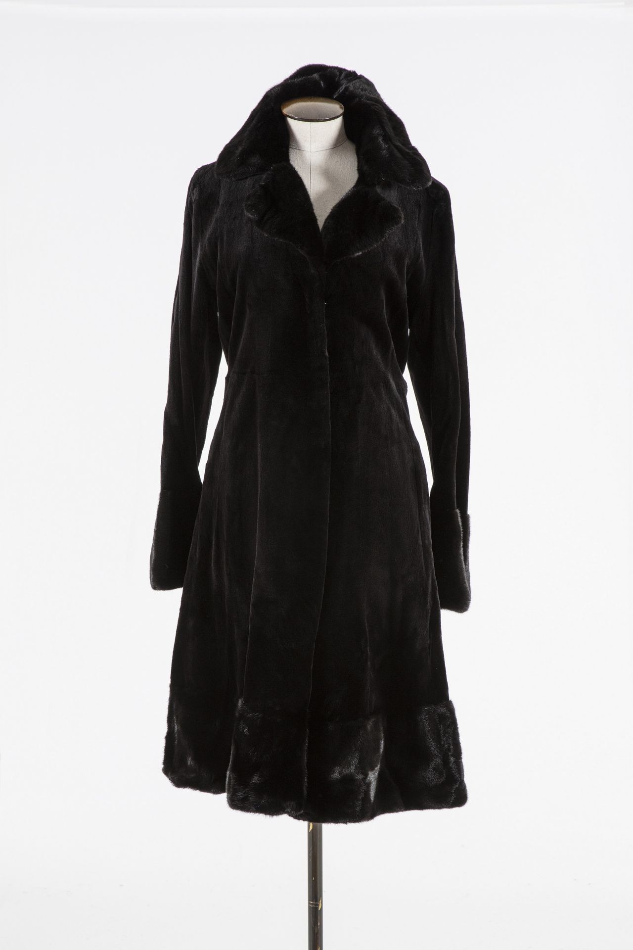 Null MILADY: Long flared coat in dark shaved mink, notched collar in long dark m&hellip;