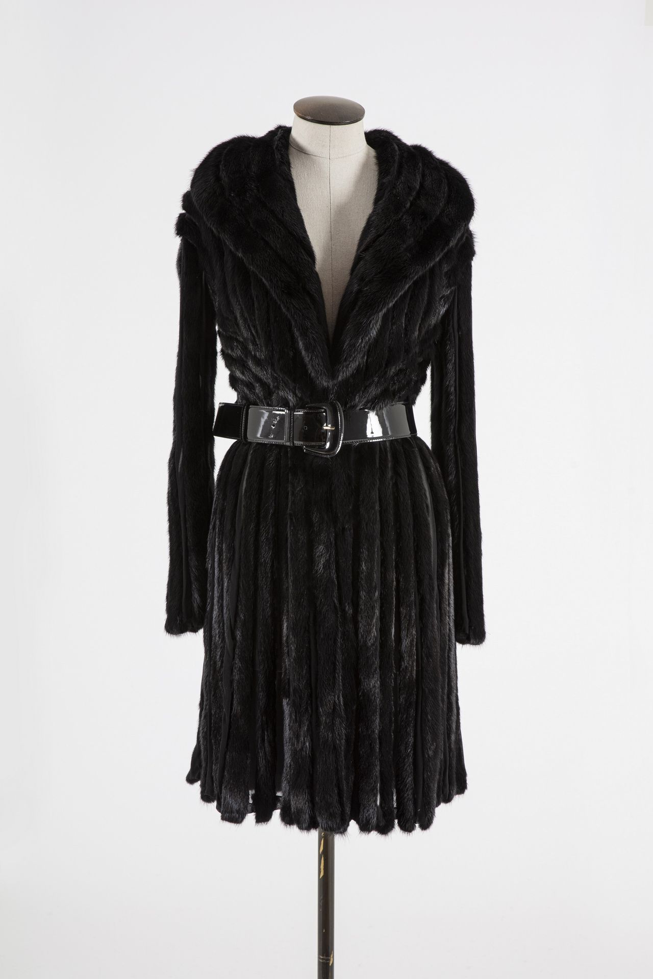 Null VERSACE: Cappotto in visone scuro a righe alternate su struttura in viscosa&hellip;