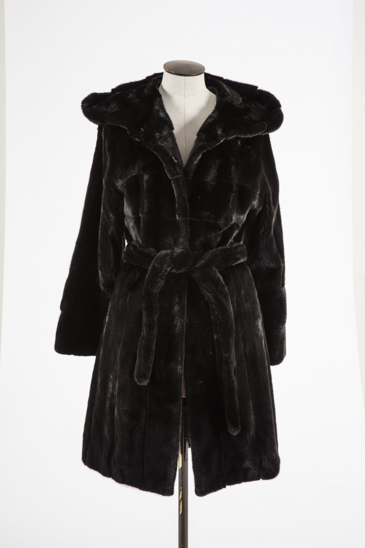 Null MILADY: Langer Mantel mit Kapuze aus schokoladenbraunem Nerz, Hakenknopfver&hellip;